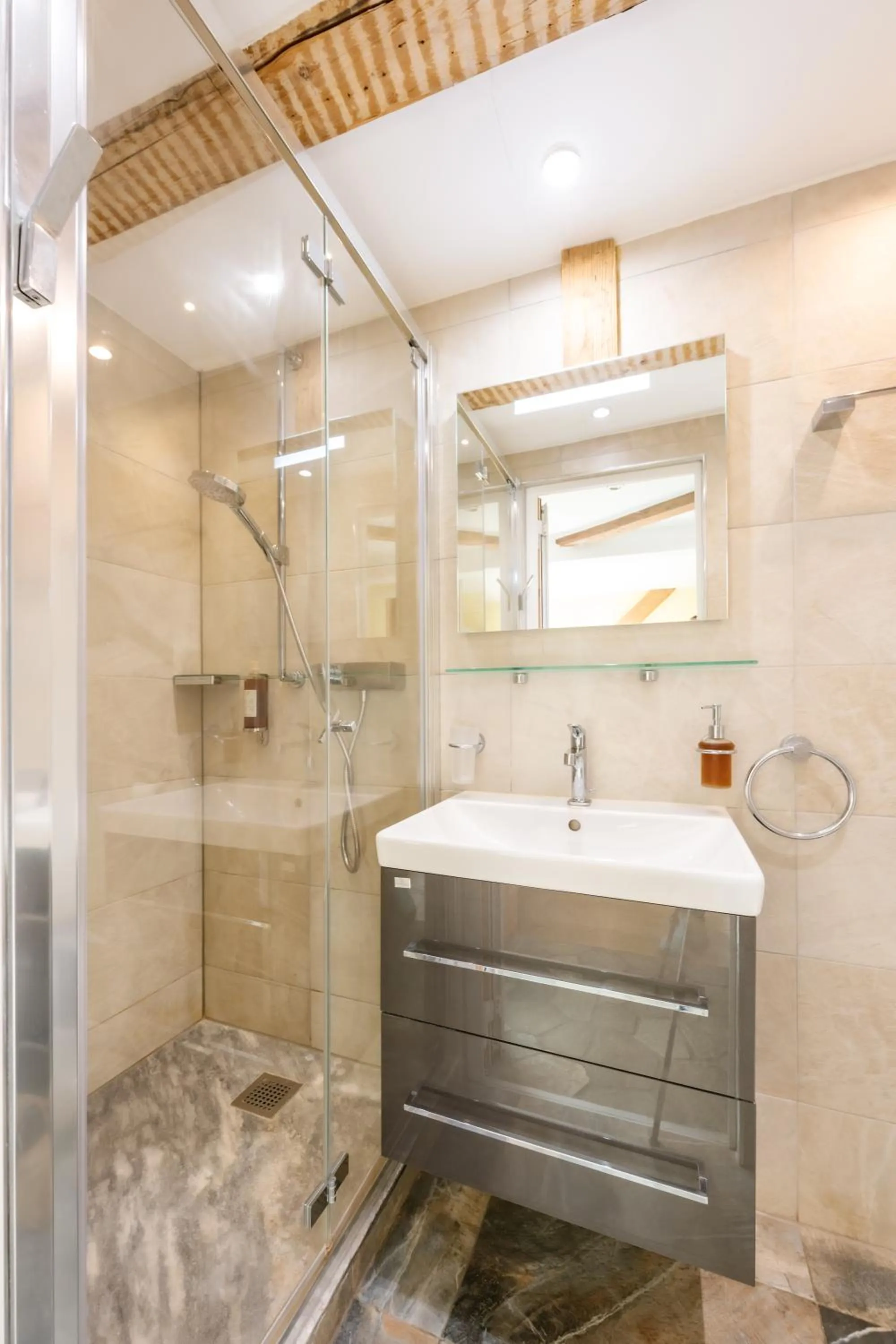 Shower in Hotel de la Croix-Fédérale