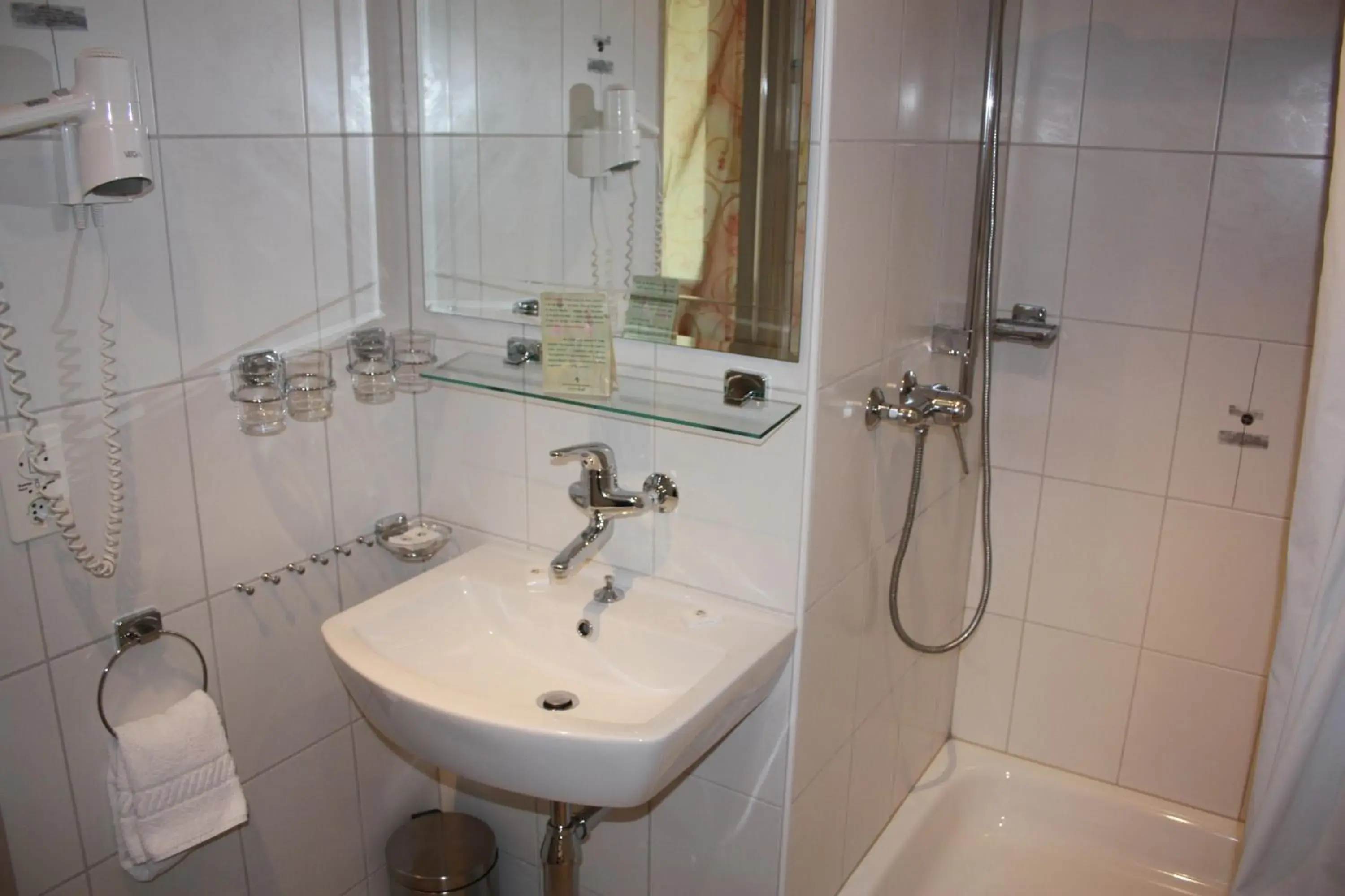 Three-Bedroom Apartment with Balcony in Hotel Paradis-Leukerbad-Therme Three-Bedroom Apartment with Balcony in Hotel Paradis-Leukerbad-Therme