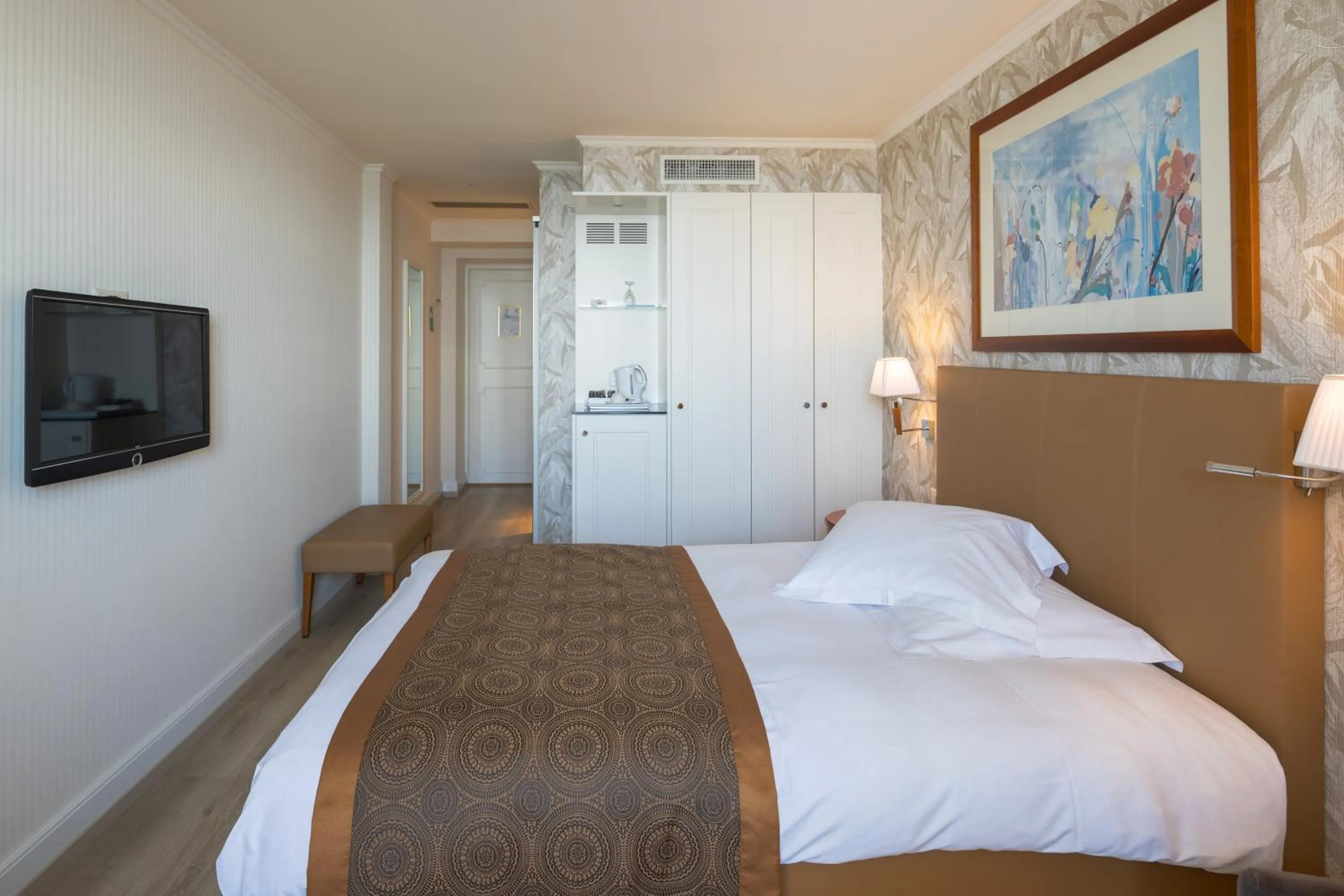 Photo of the whole room, Bed in Hôtel de la Paix Lausanne