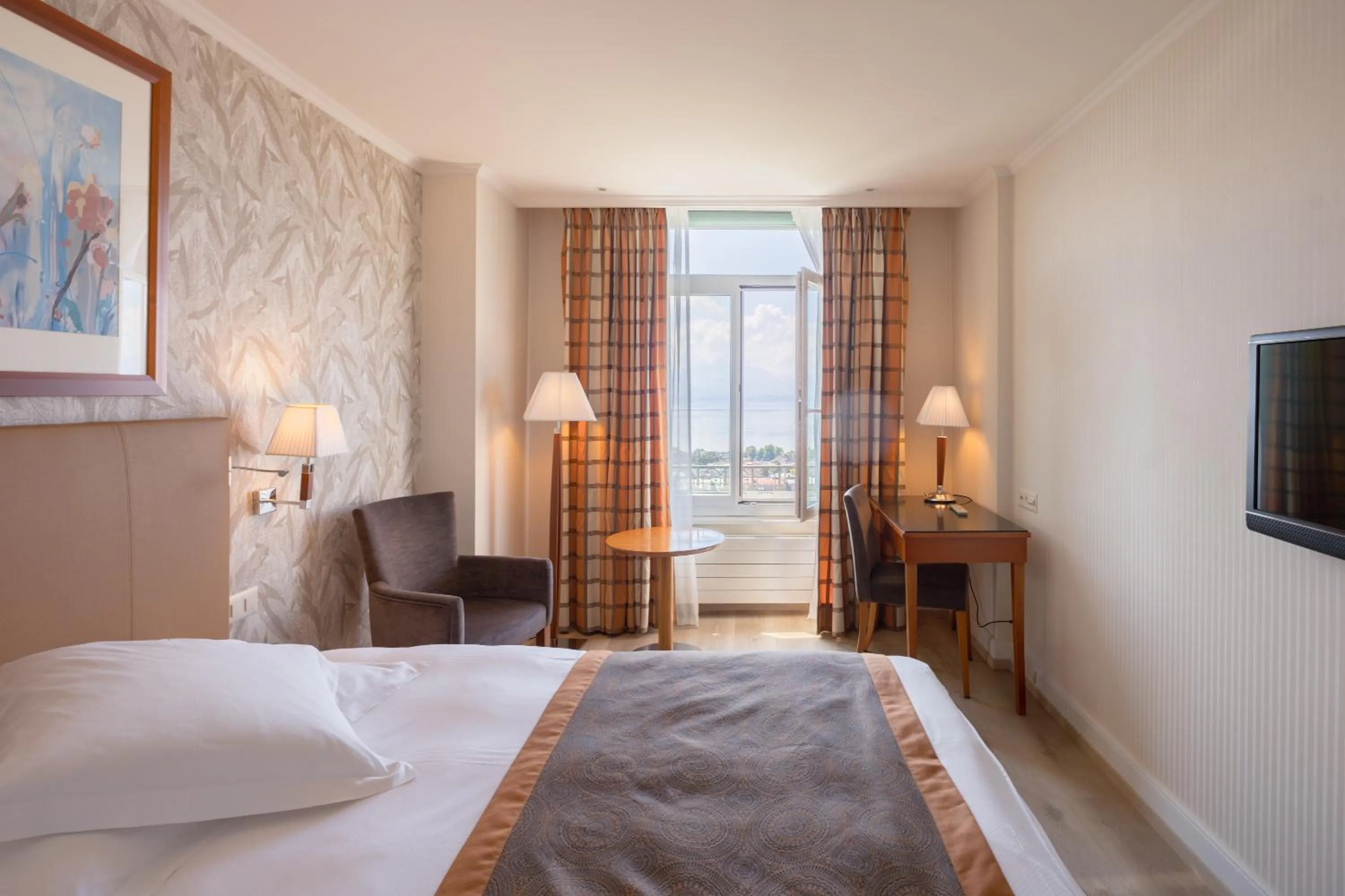 Photo of the whole room, Bed in Hôtel de la Paix Lausanne