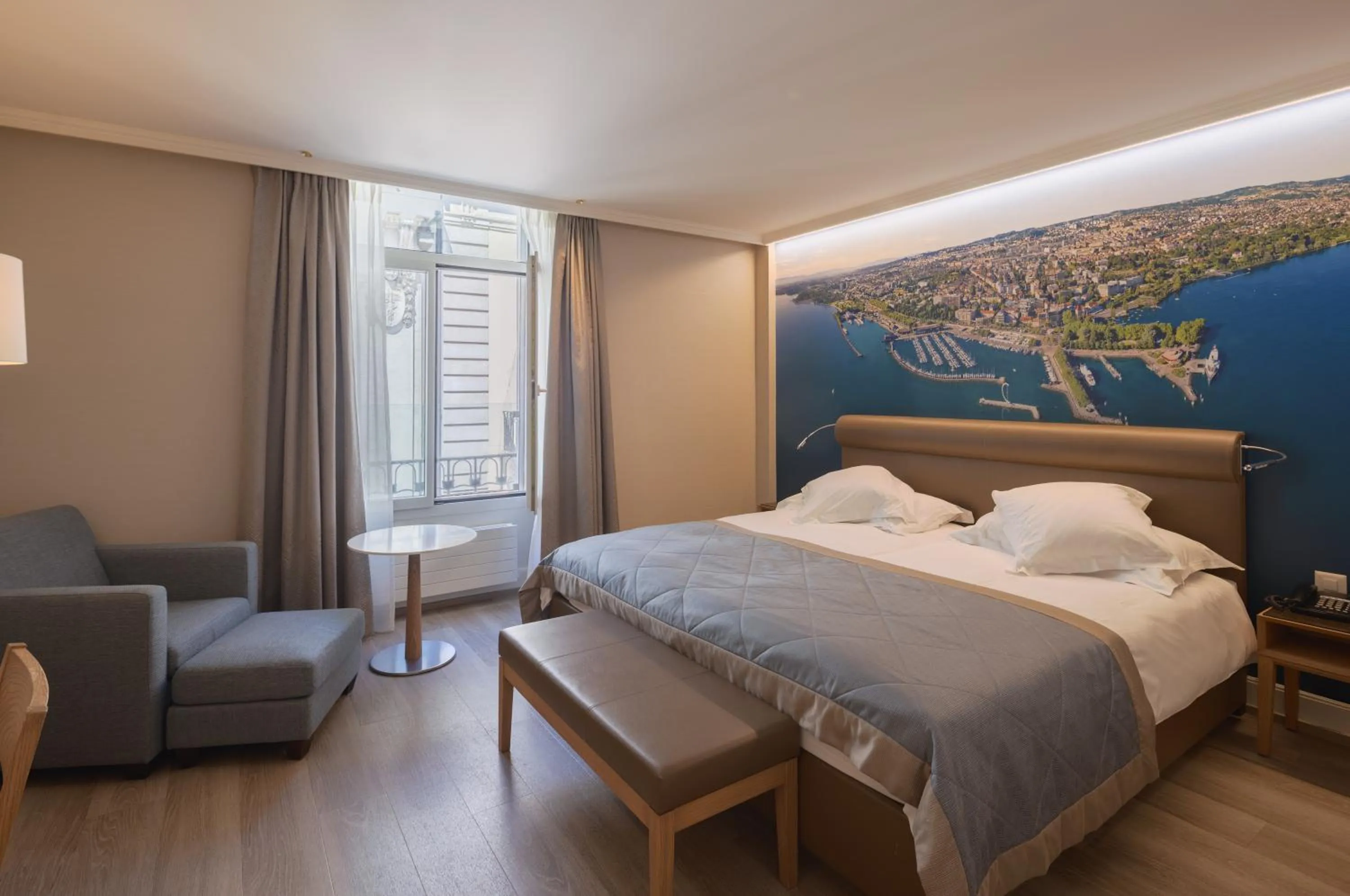 Photo of the whole room, Bed in Hôtel de la Paix Lausanne