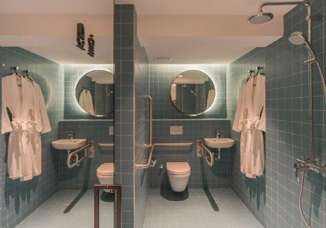 Shower in The Great Madras by Hotel Calmo