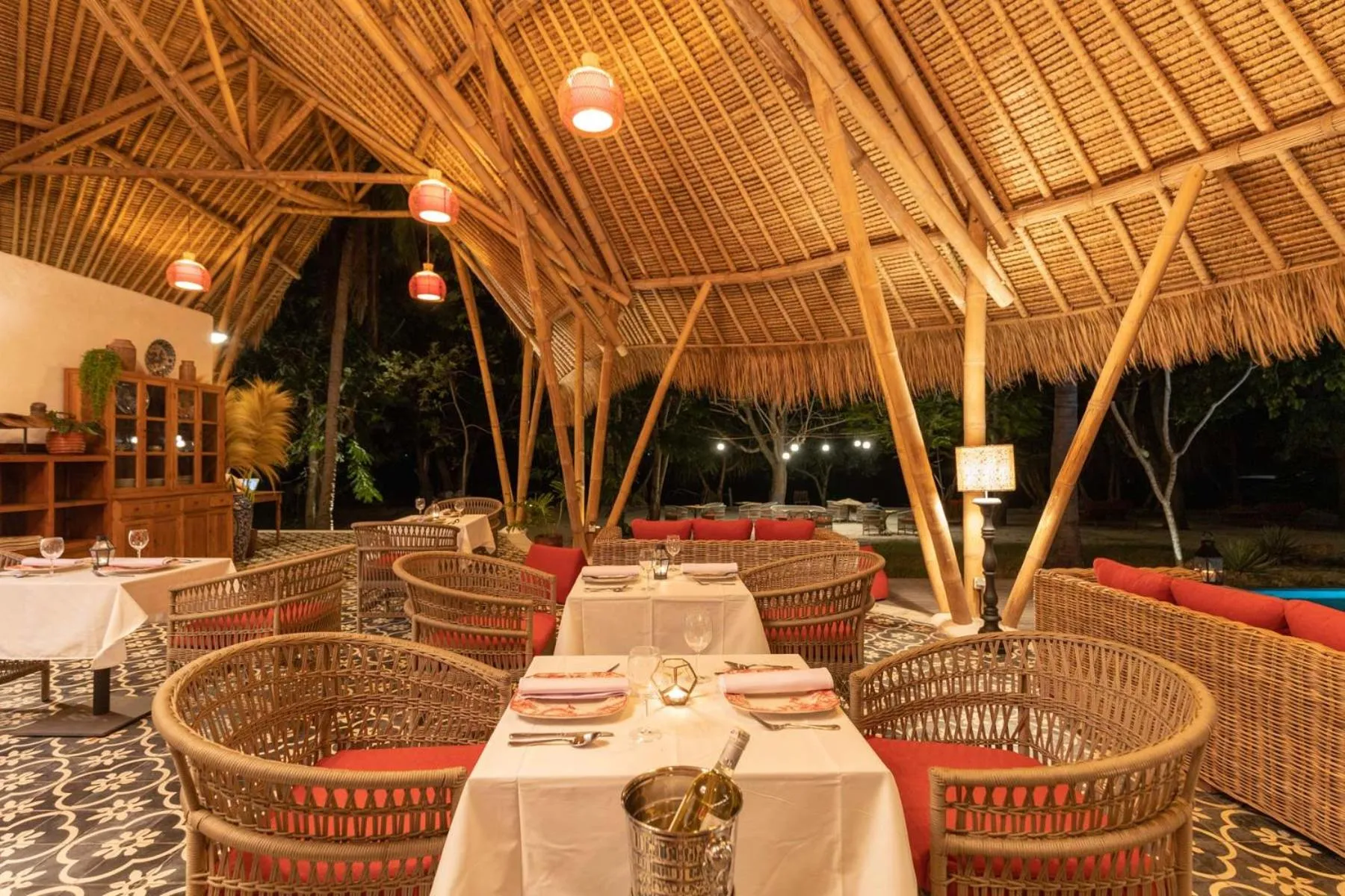 Restaurant/places to eat in Amahelia Luxury Resort & Restaurant - Gili Asahan