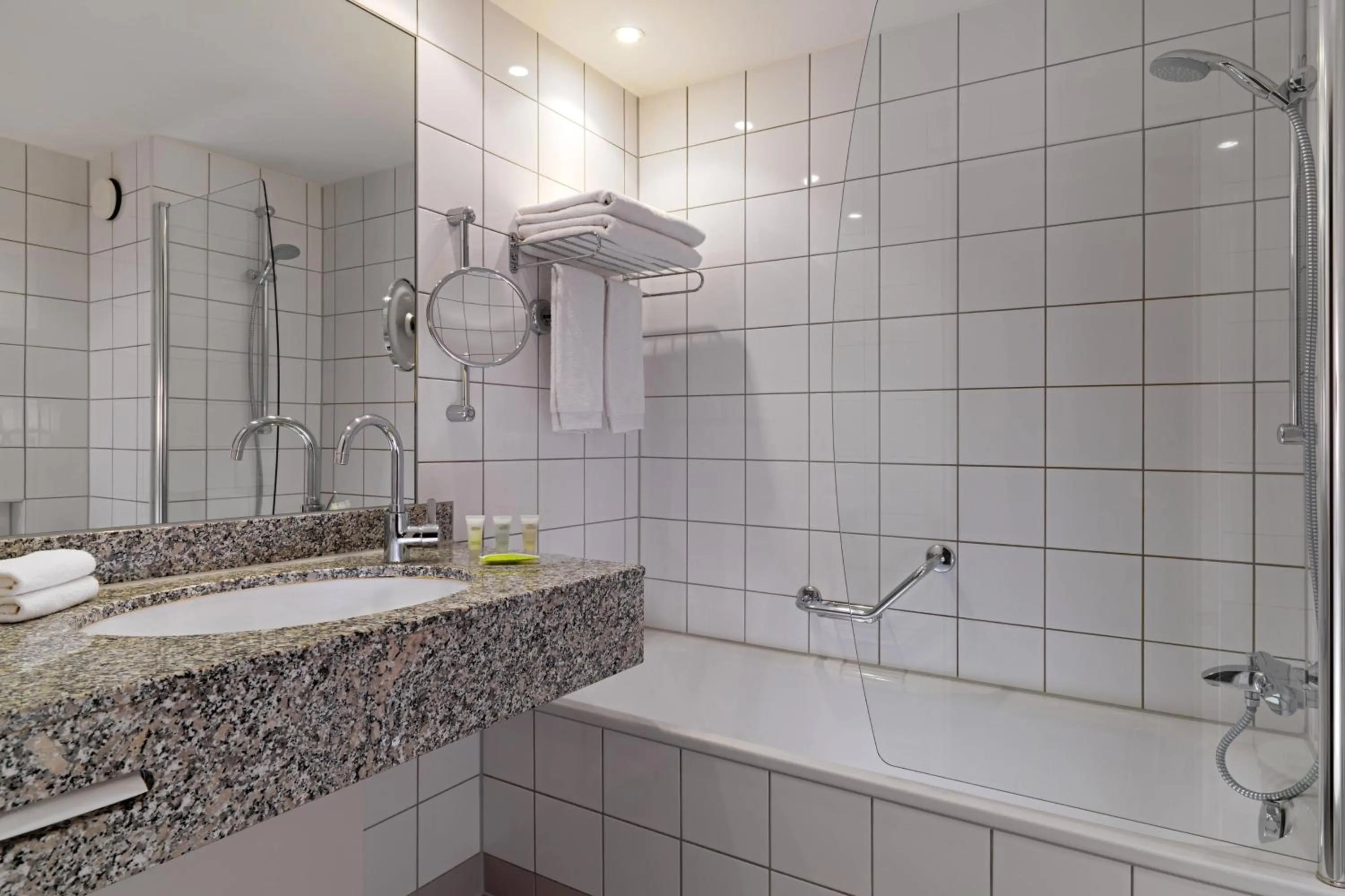 Bathroom in Courtyard by Marriott Duesseldorf Hafen