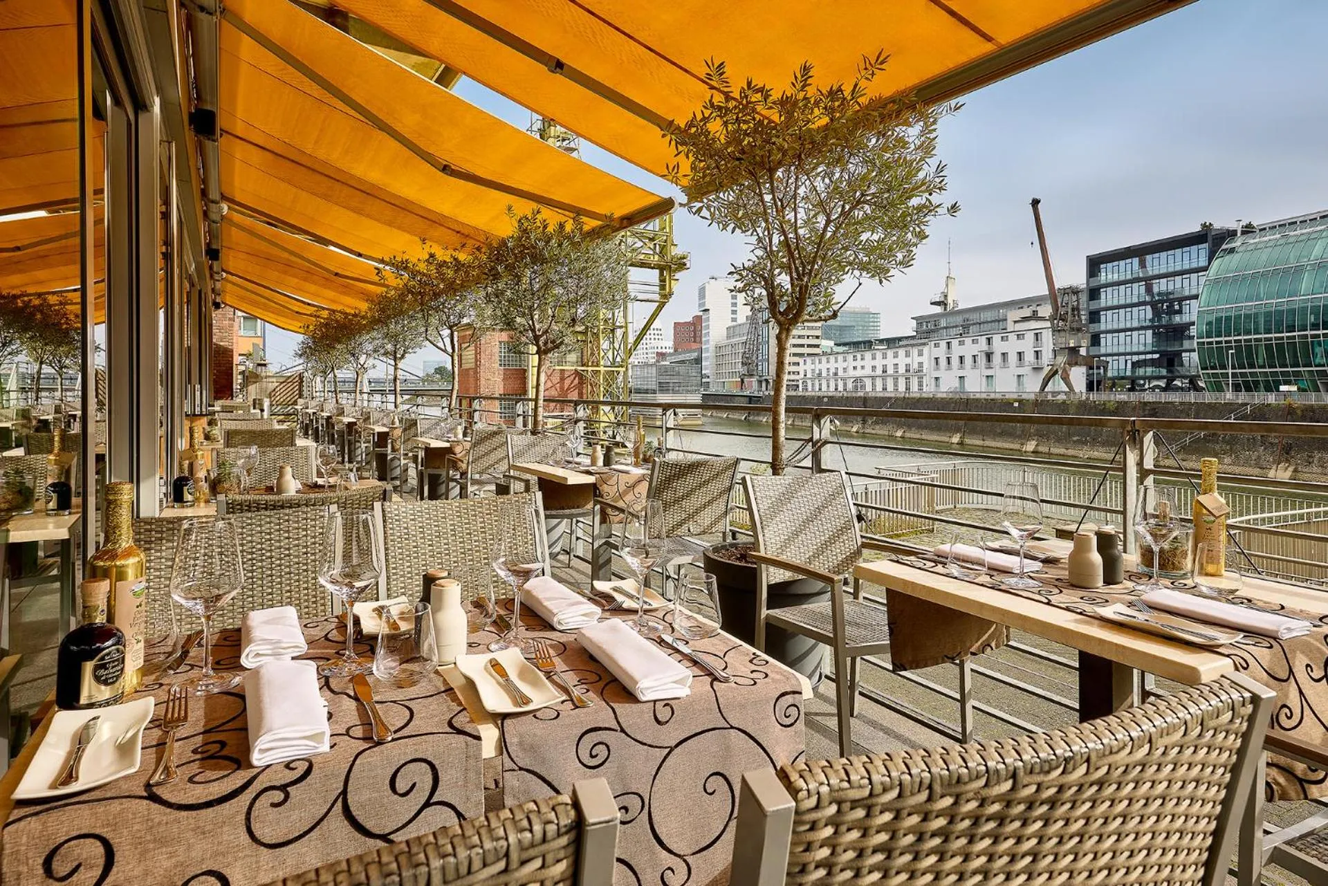 Patio in Courtyard by Marriott Duesseldorf Hafen