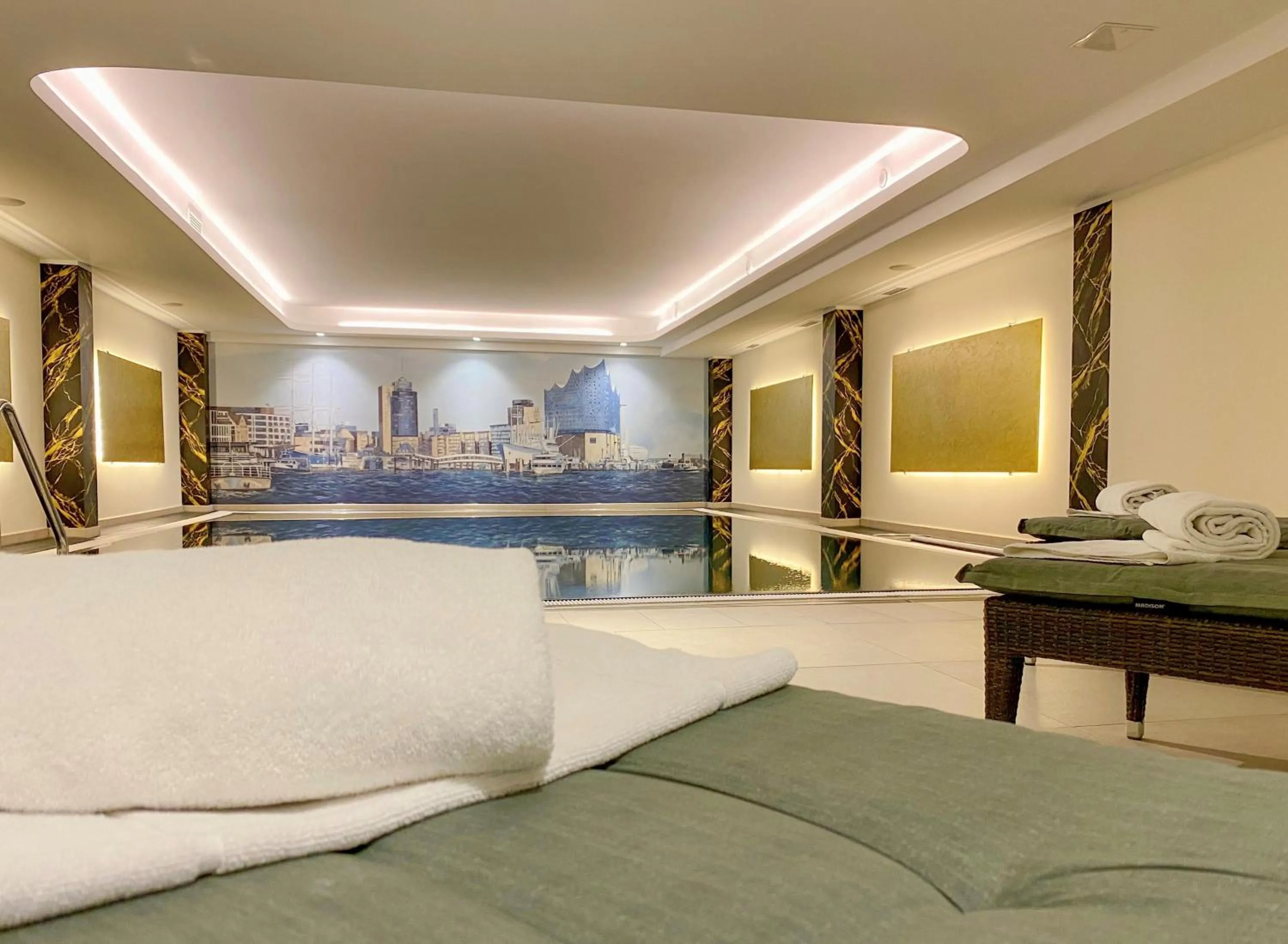 Swimming pool, Bed in Courtyard by Marriott Hamburg Airport