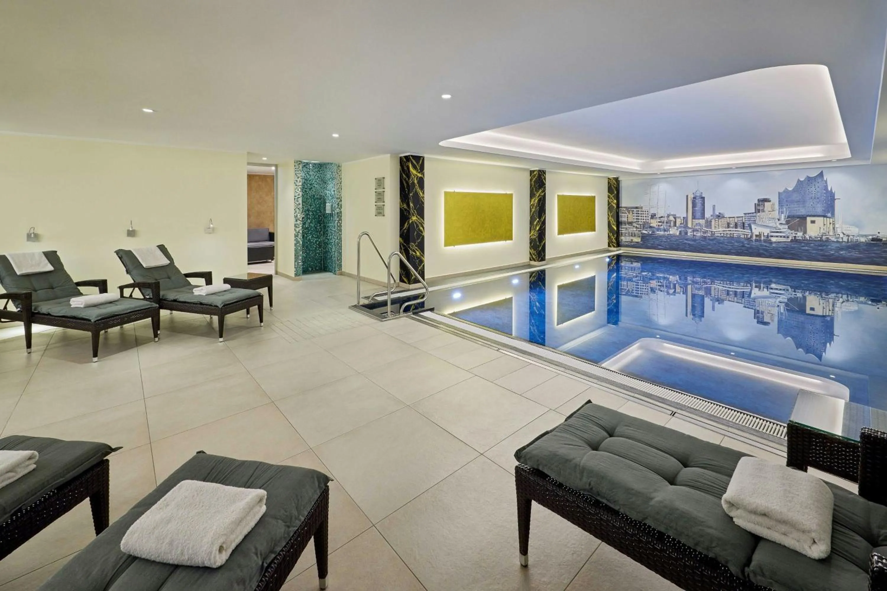 Swimming pool in Courtyard by Marriott Hamburg Airport