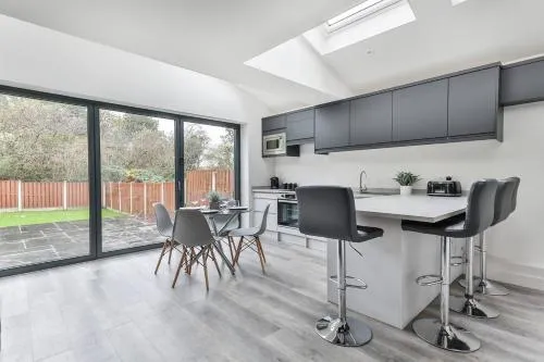 Spacious, Modern 2 bed Apartment with ensuites