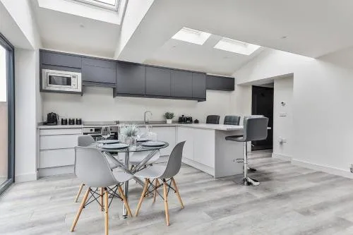 Spacious, Modern 2 bed Apartment with ensuites