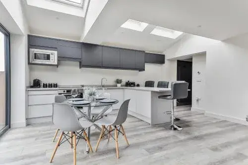 Spacious, Modern 2 bed Apartment with ensuites Spacious, Modern 2 bed Apartment with ensuites