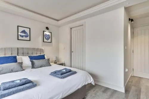 Spacious, Modern 2 bed Apartment with ensuites