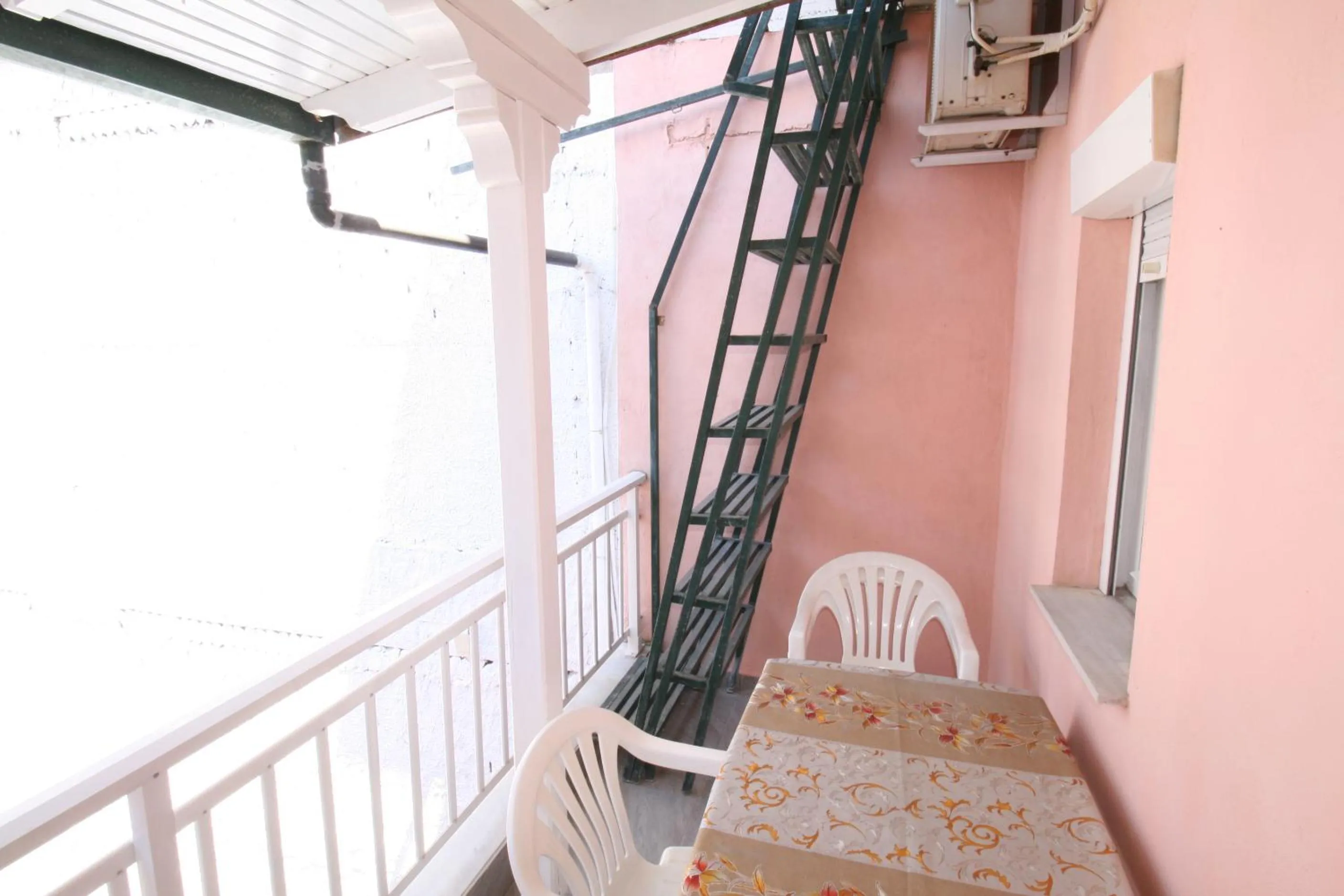 Balcony/Terrace in SARTI CENTER studios