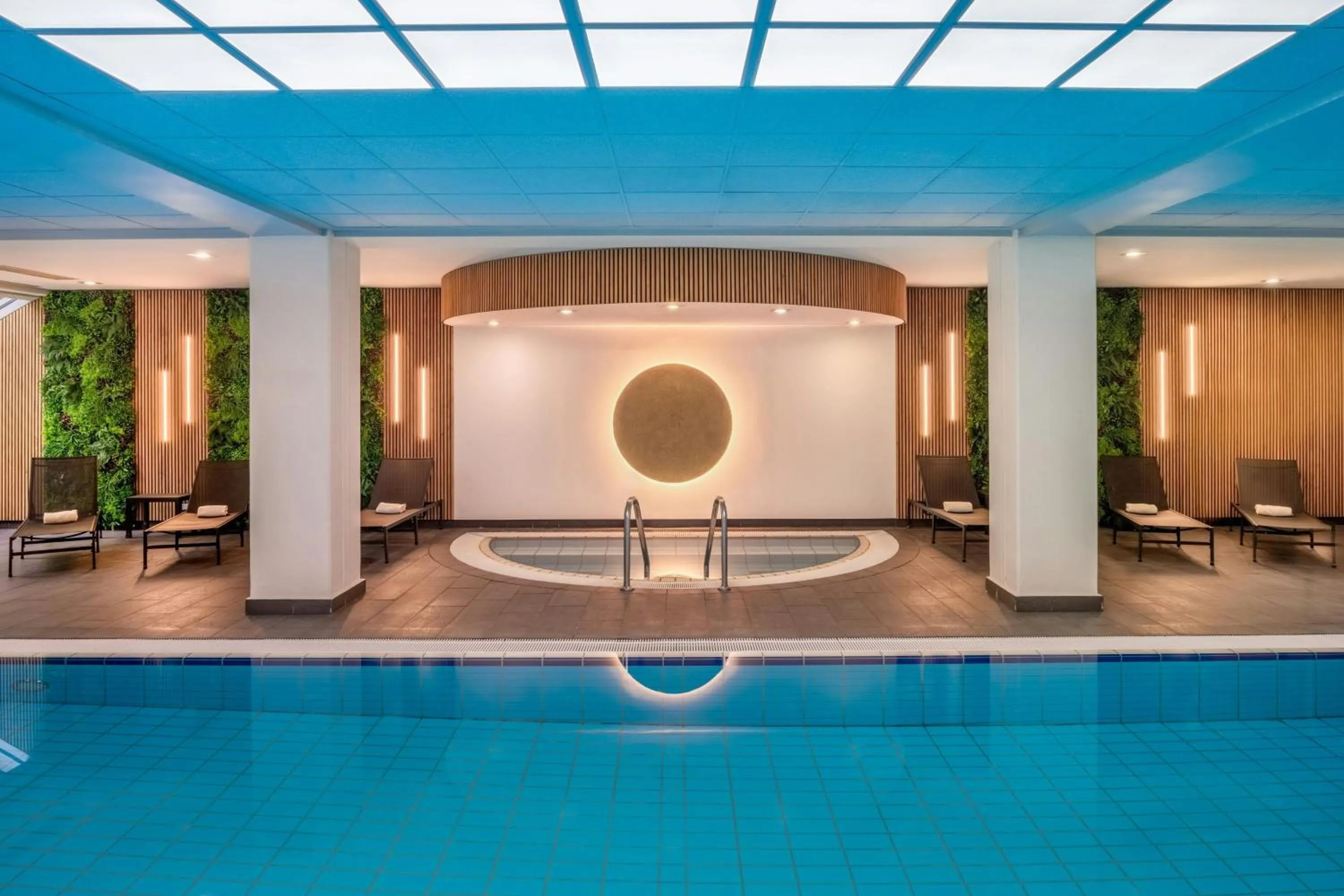 Swimming pool in Munich Marriott Hotel