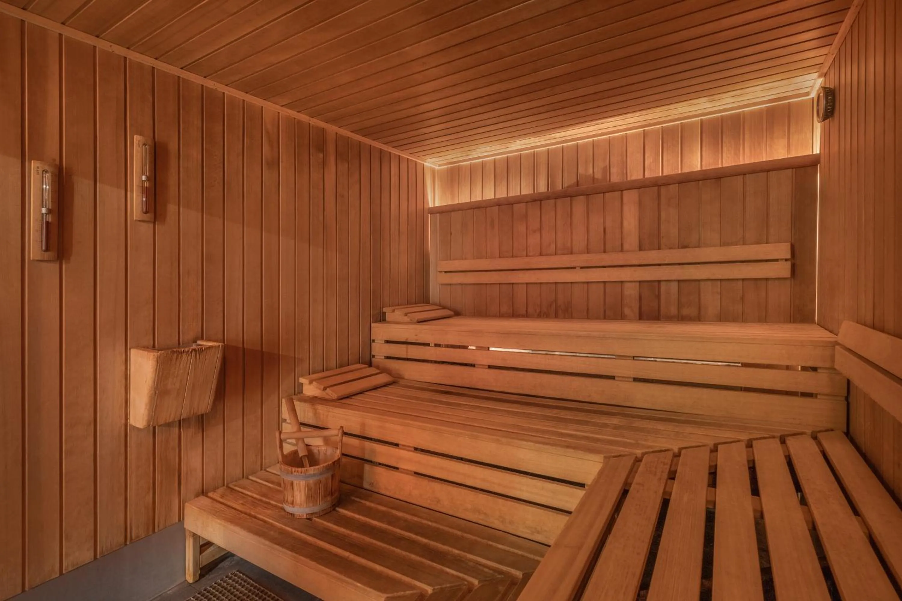 Swimming pool in Munich Marriott Hotel