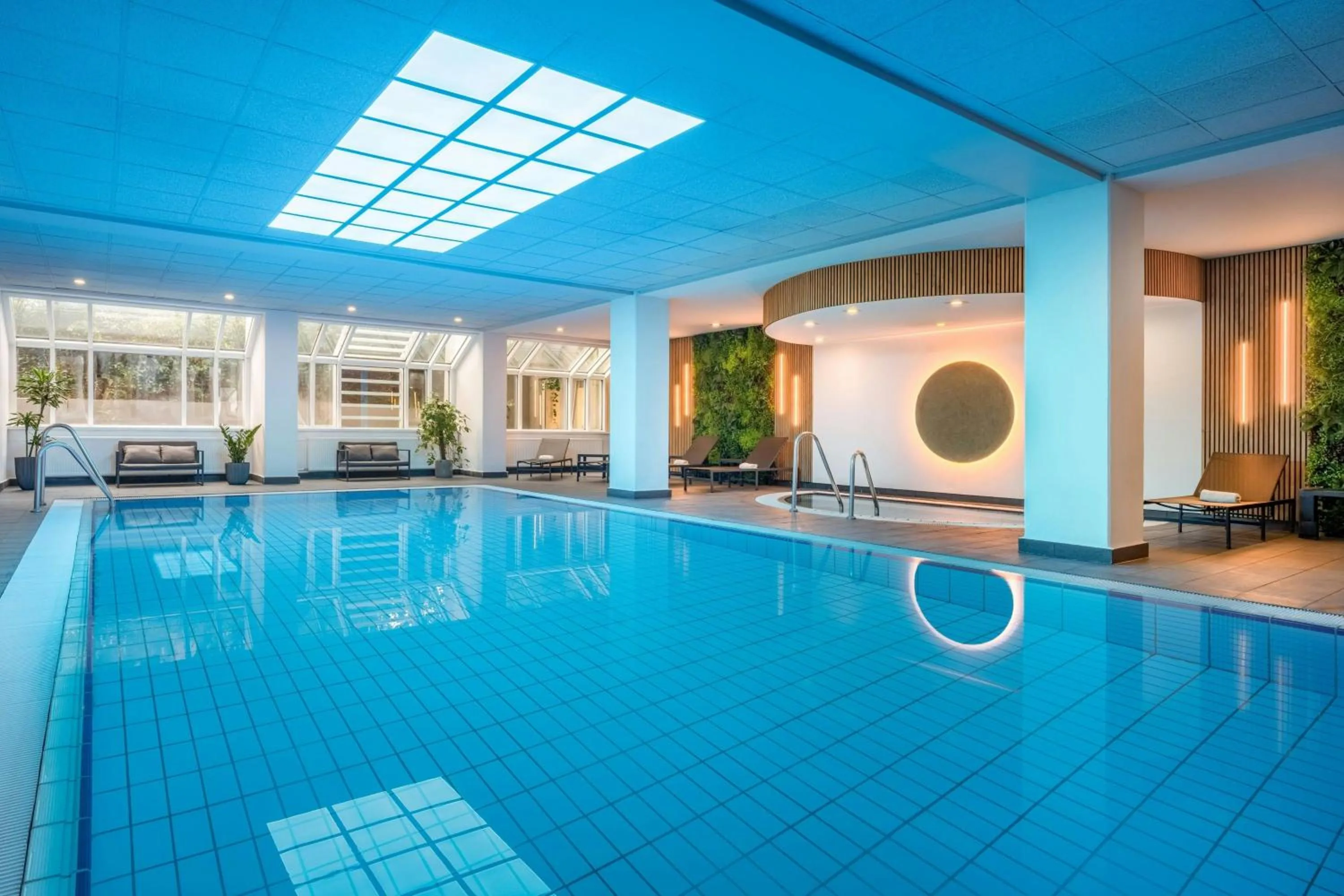 Swimming pool in Munich Marriott Hotel