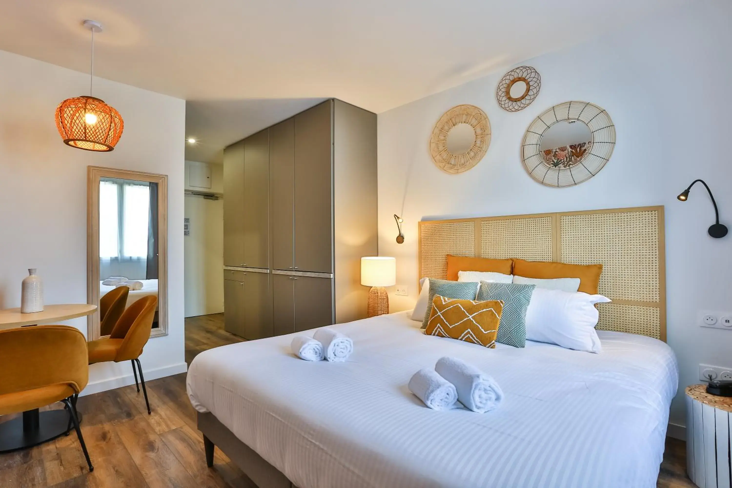 Chambre Double Côté Cour et Parking (Sans Balcon) - Coin Cuisine en Option in Hôtel & Spa FACE À LA MER Chambre Double Côté Cour et Parking (Sans Balcon) - Coin Cuisine en Option in Hôtel & Spa FACE À LA MER