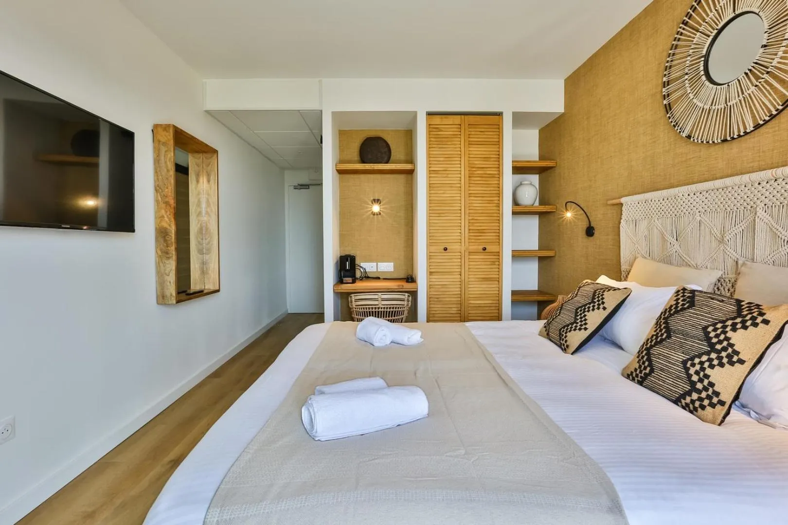 Bedroom, Bed in Hôtel & Spa FACE À LA MER