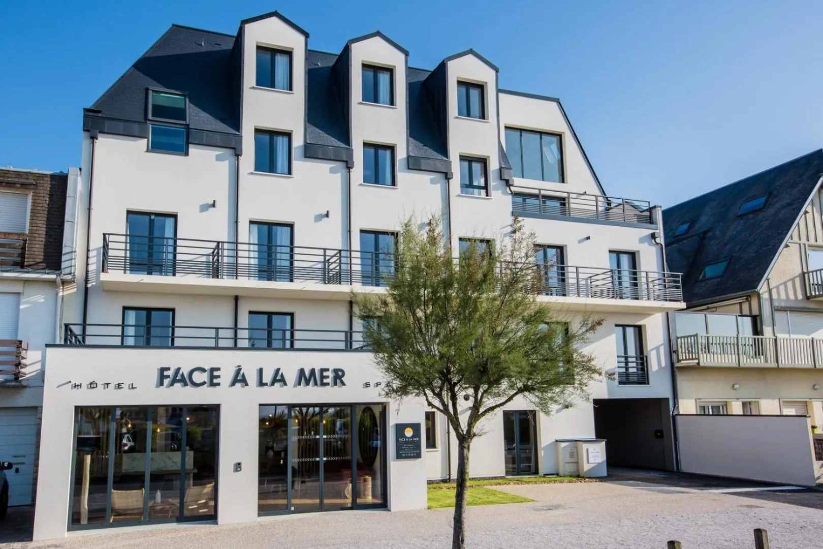 Property building in Hôtel & Spa FACE À LA MER