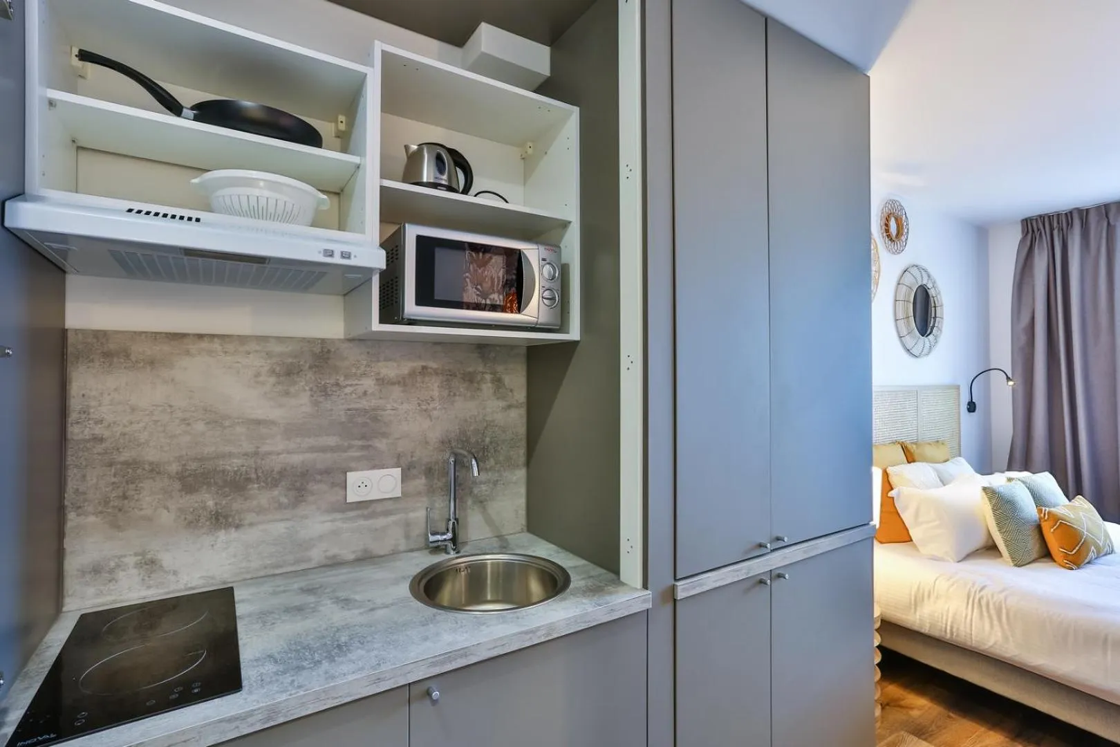 Kitchen or kitchenette, Bed in Hôtel & Spa FACE À LA MER