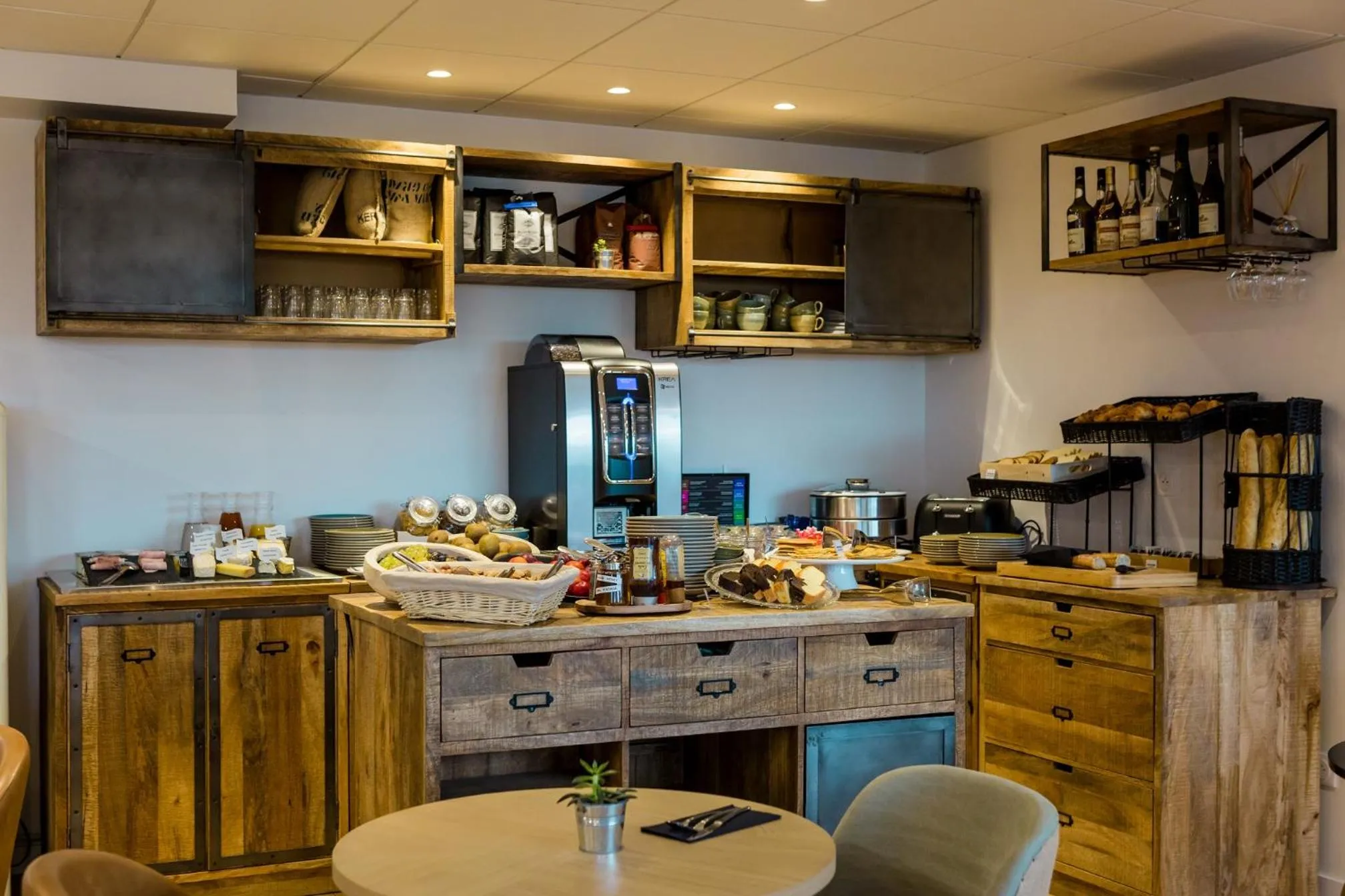 Buffet breakfast in Hôtel & Spa FACE À LA MER