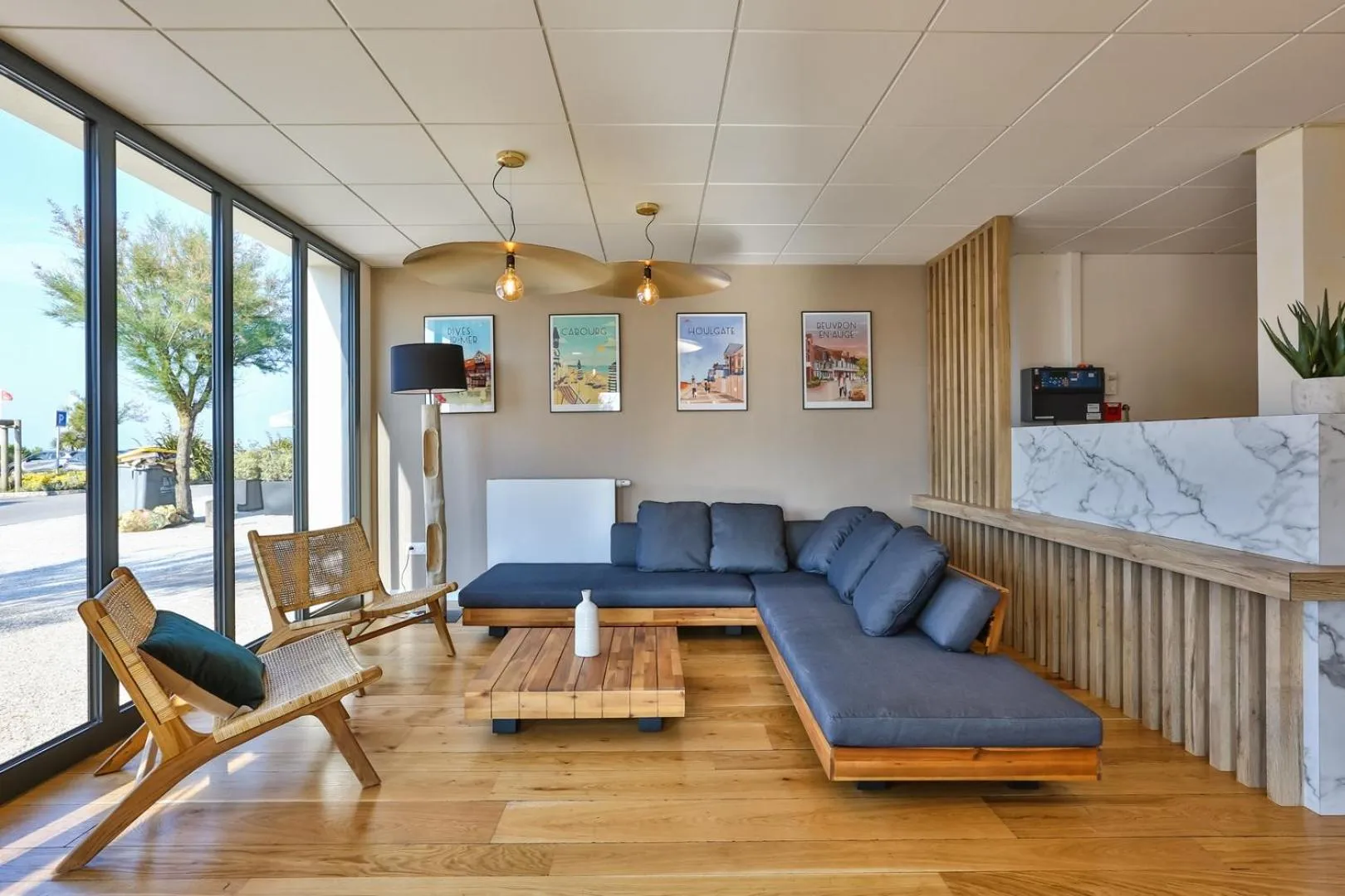 Lounge or bar in Hôtel & Spa FACE À LA MER