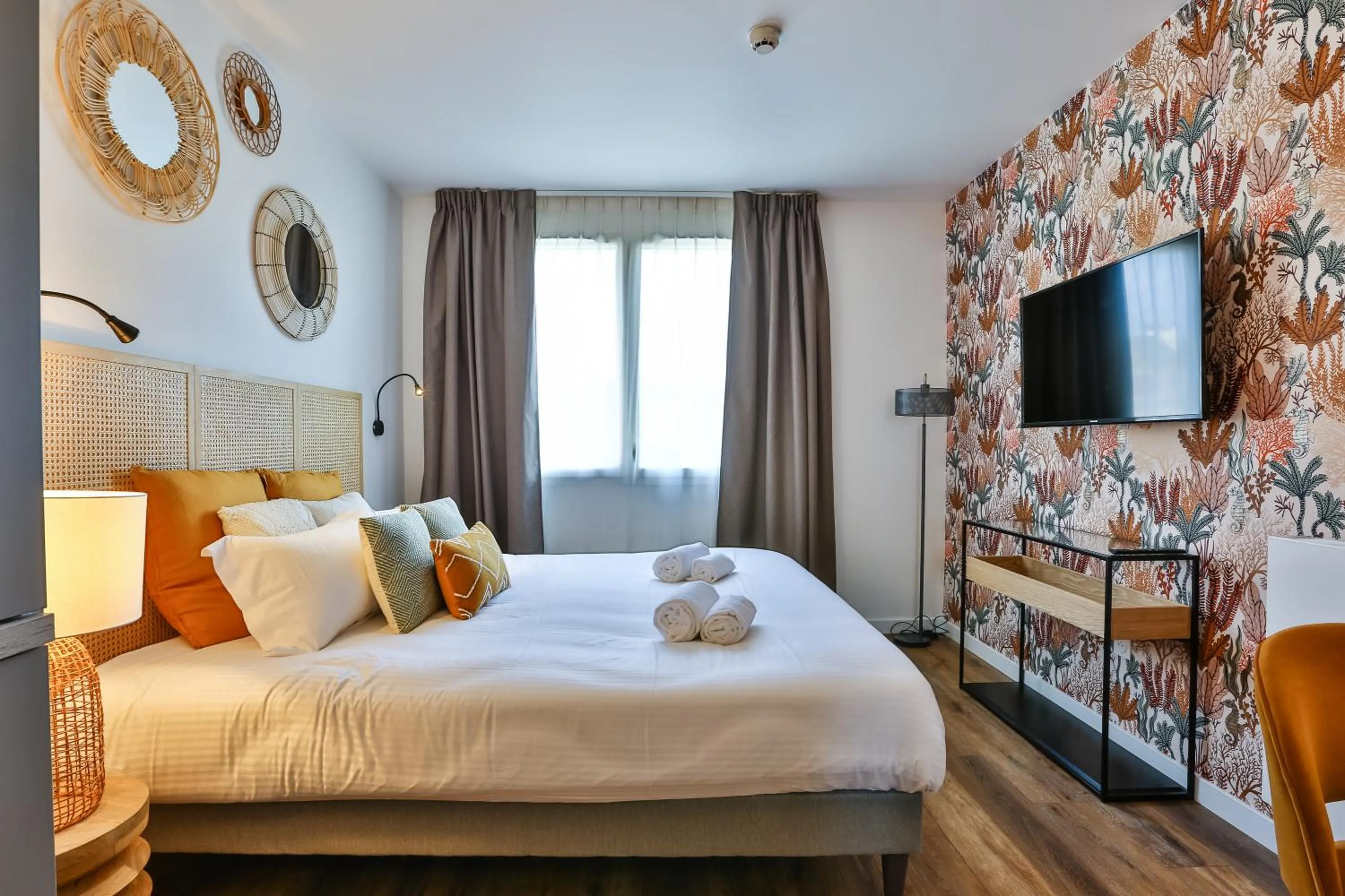 Bedroom, Bed in Hôtel & Spa FACE À LA MER