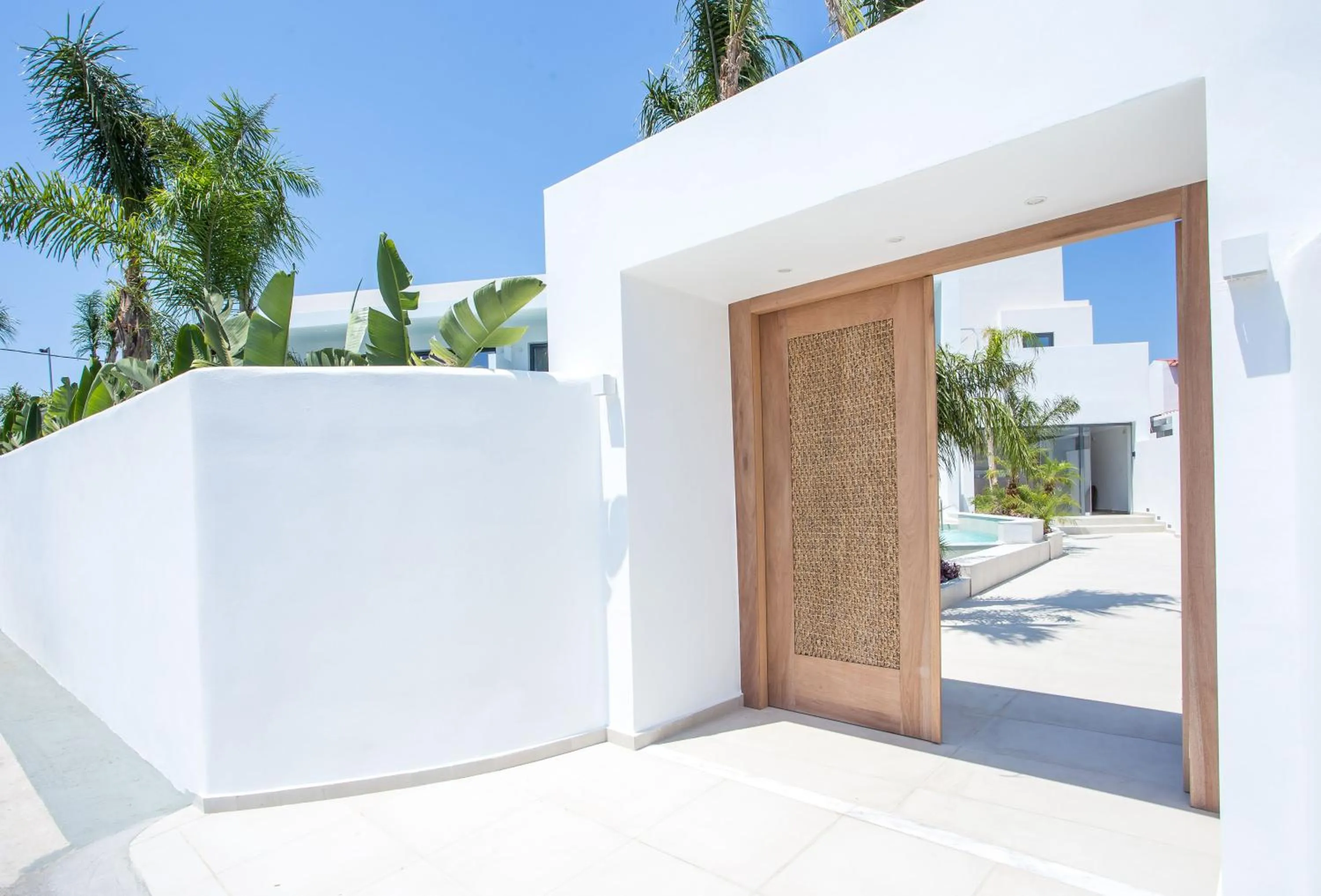 Facade/entrance in Vanik Suites