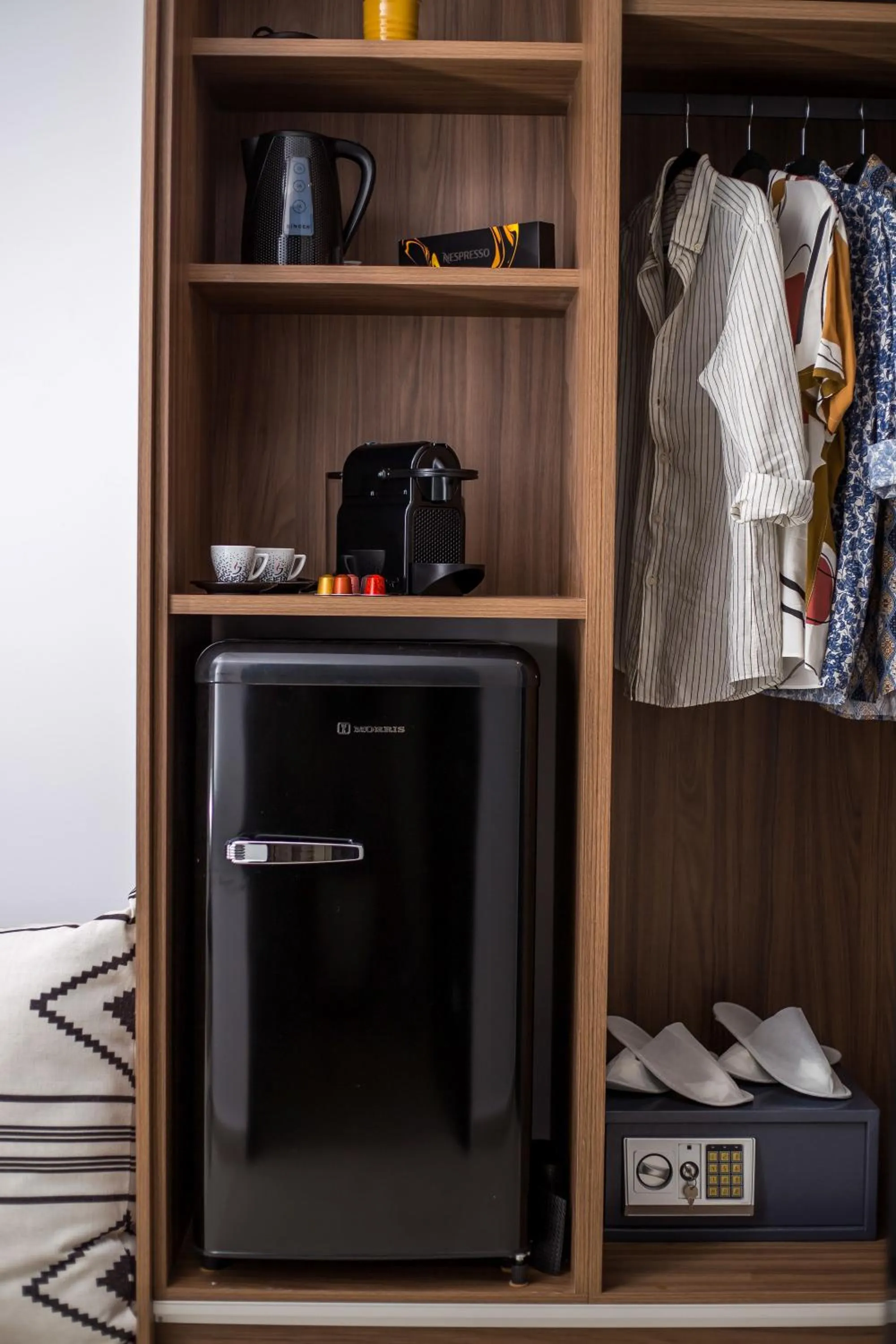 Coffee/tea facilities in Vanik Suites