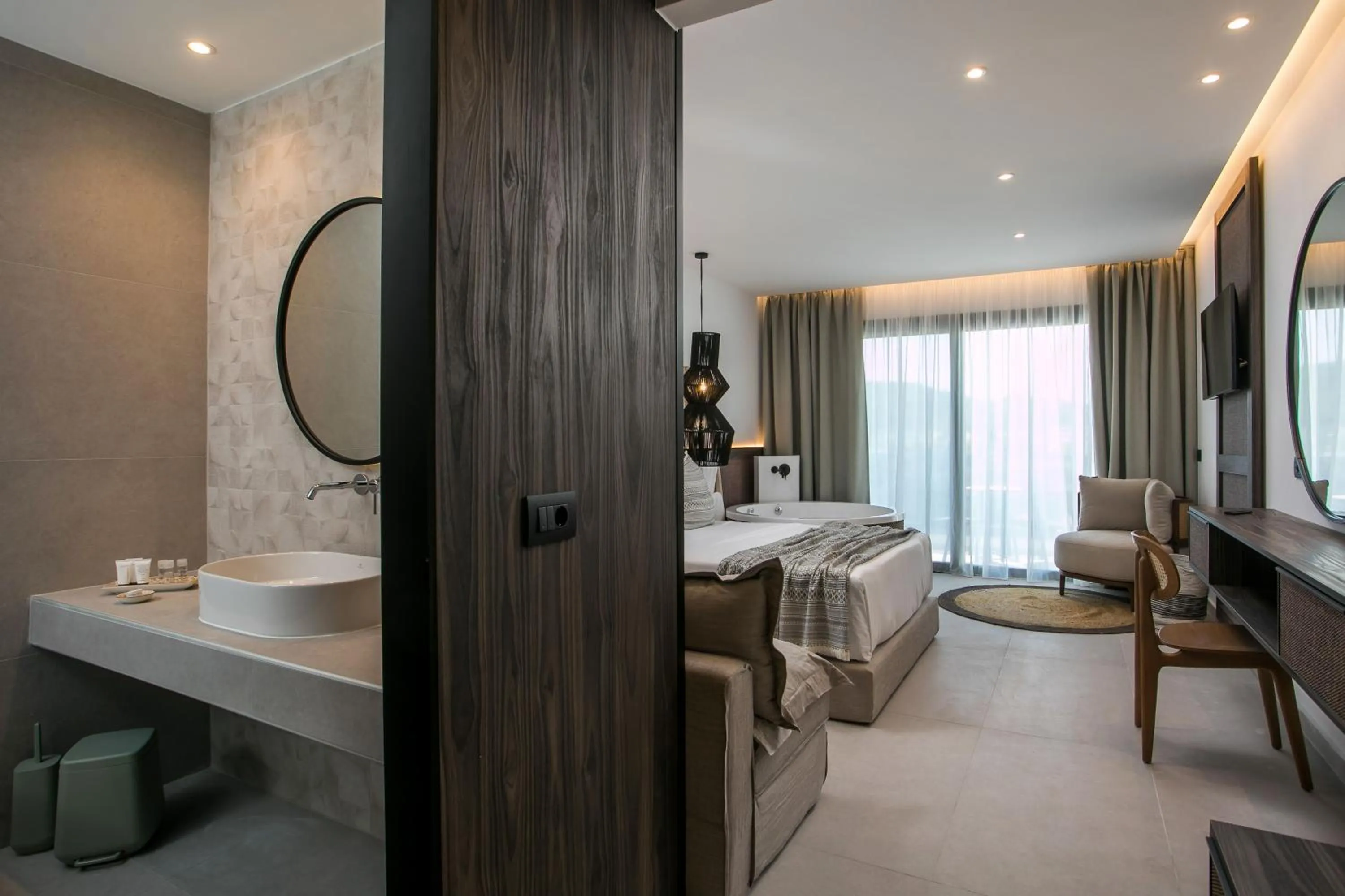 Photo of the whole room, Bed in Vanik Suites