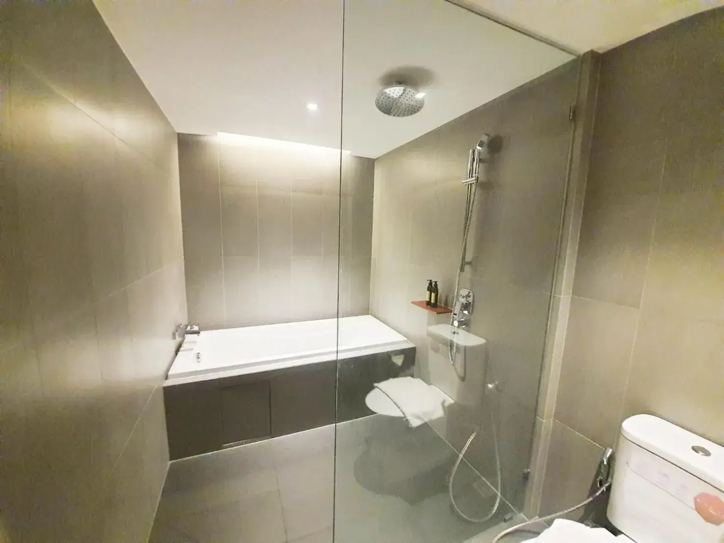 Bathroom in The Quart Ruamrudee by UHG Bathroom in The Quart Ruamrudee by UHG