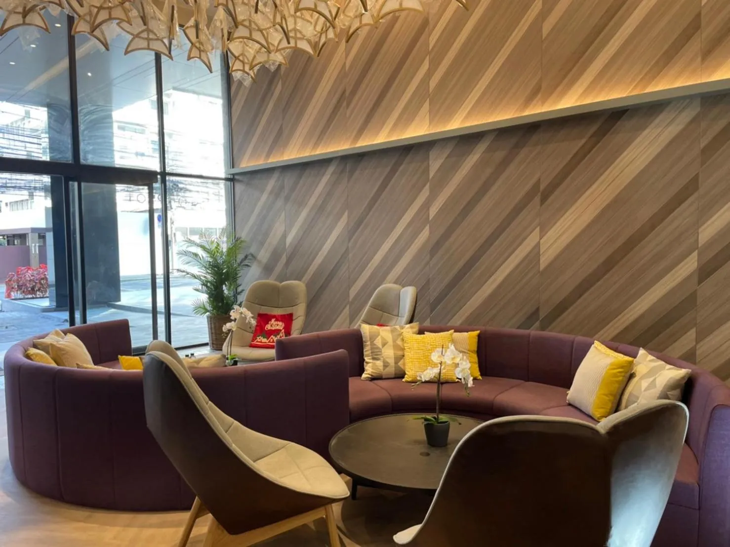 Lobby or reception in The Quart Ruamrudee by UHG