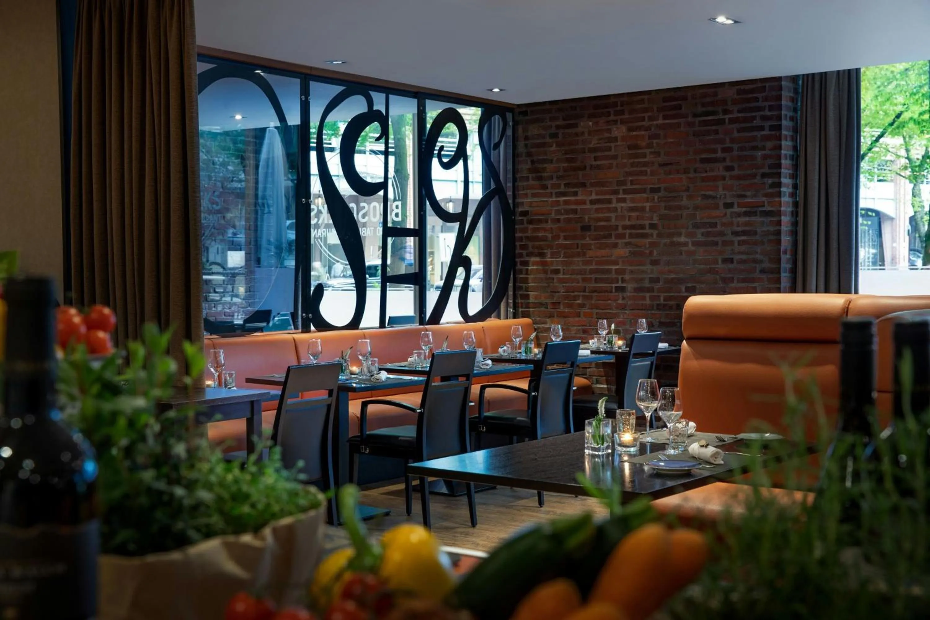 Restaurant/places to eat in Renaissance Hamburg Hotel