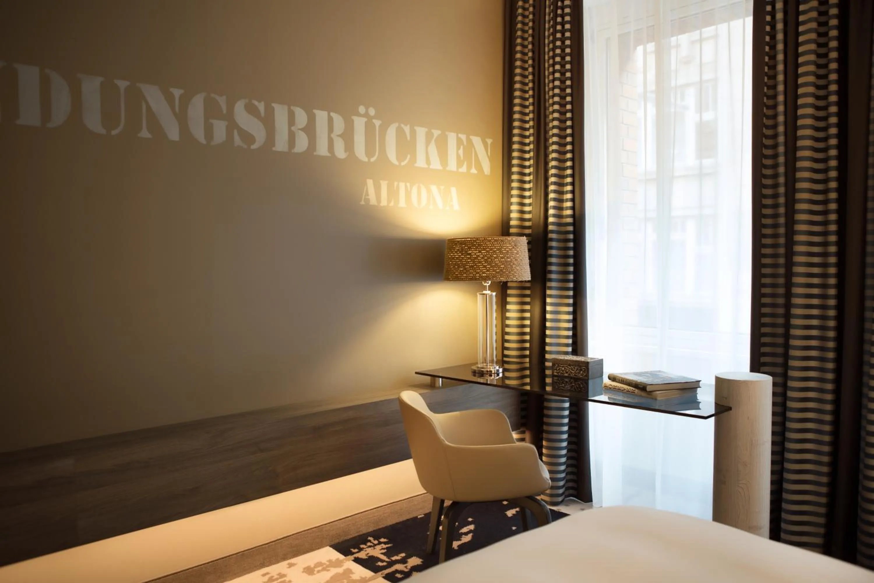 Guests, Bed in Renaissance Hamburg Hotel