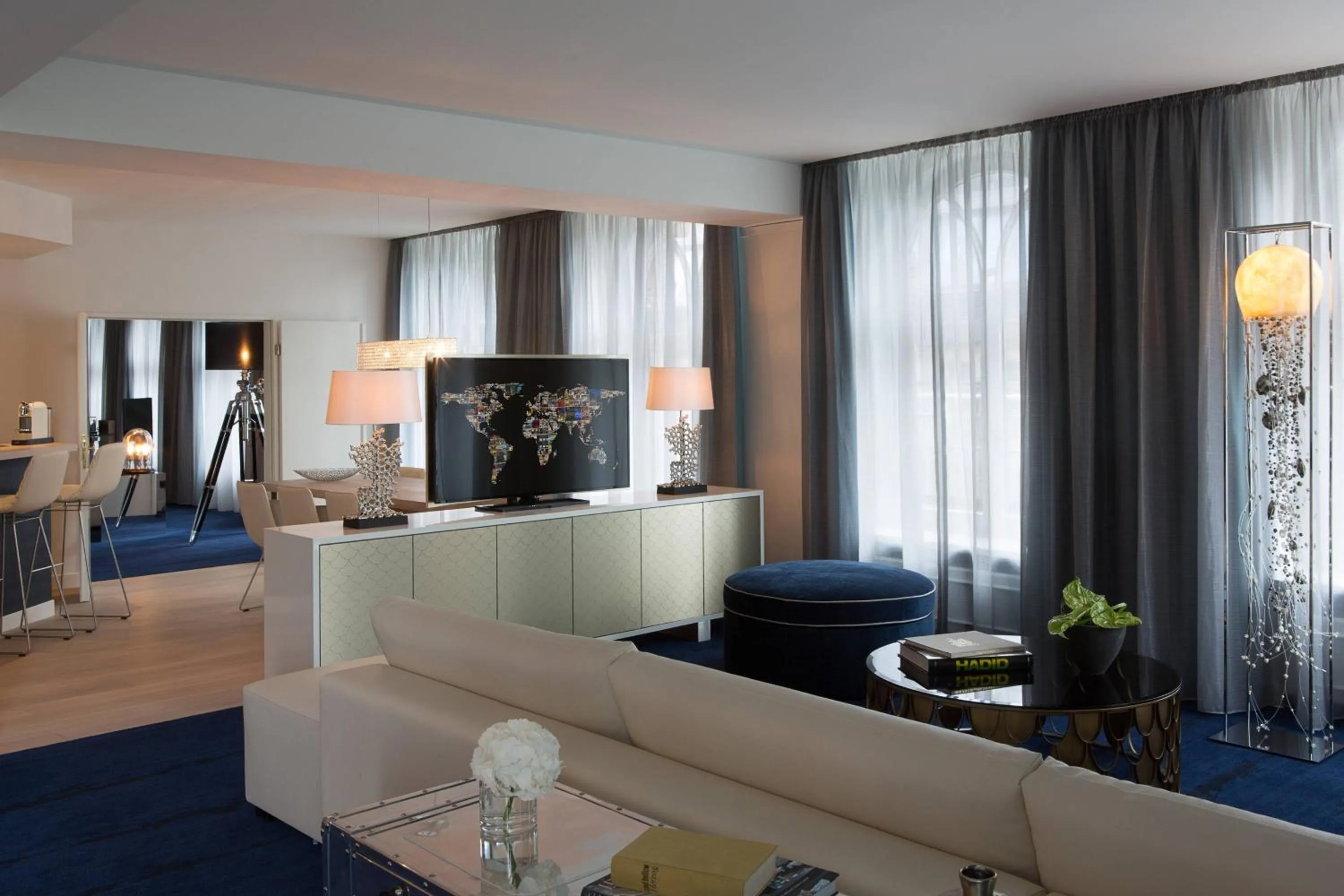 Living room in Renaissance Hamburg Hotel