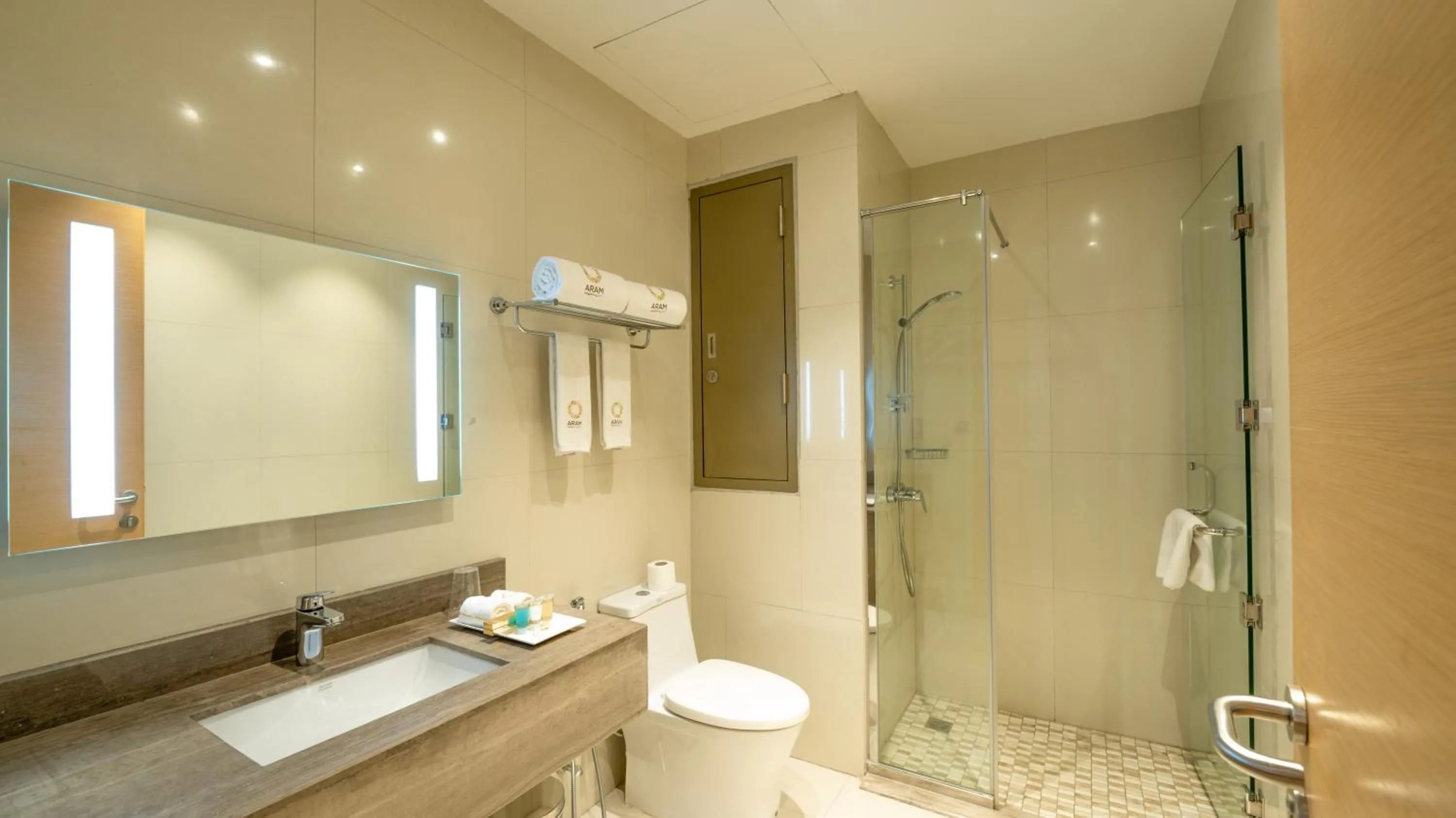 Shower in Aram Hotel - AlMeshael Exit 18 فندق آرام - حي المشاعل مخرج 18
