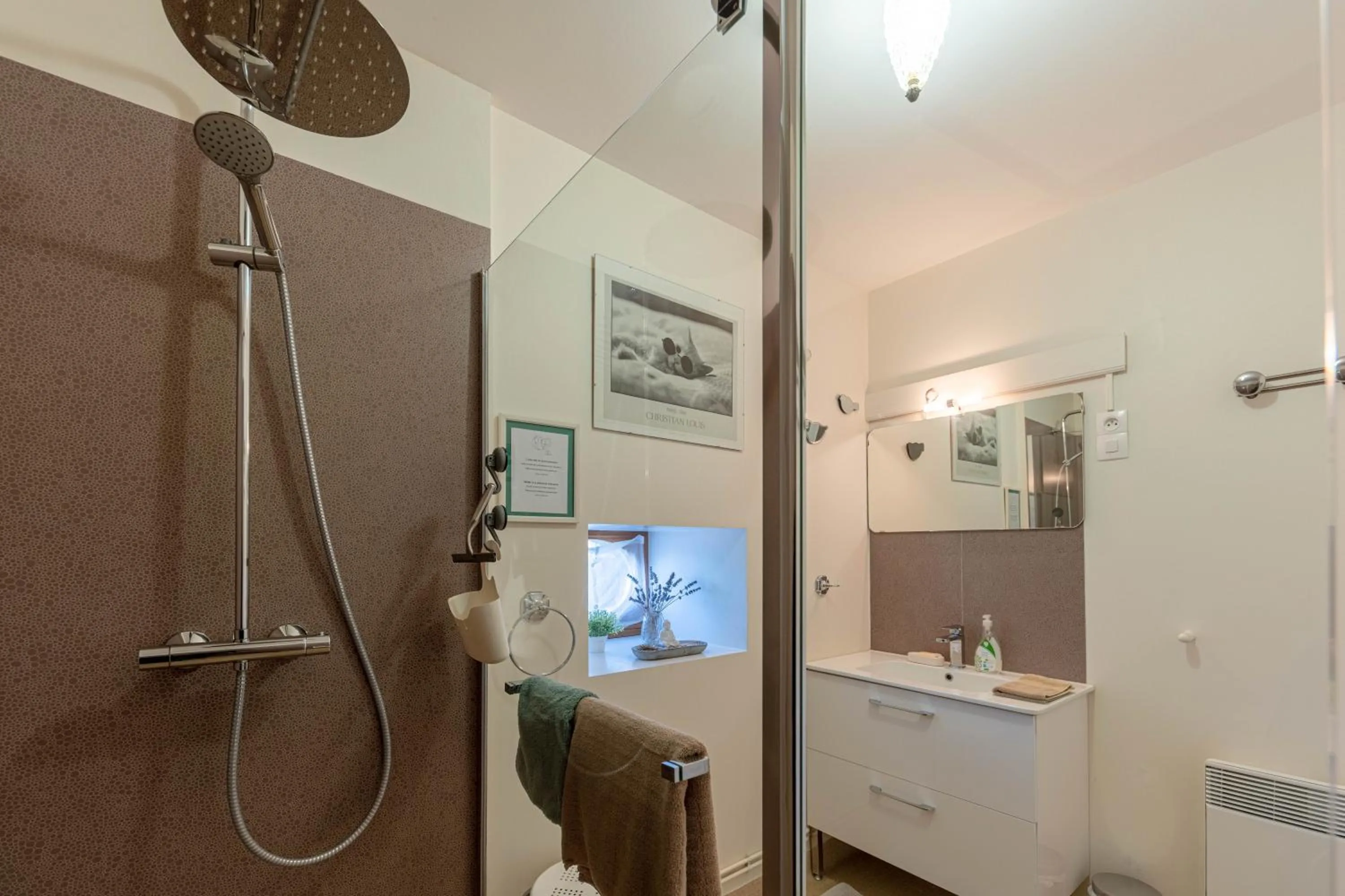 Bathroom in La maison de Charlotte - chambres d'hôtes-Futuroscope