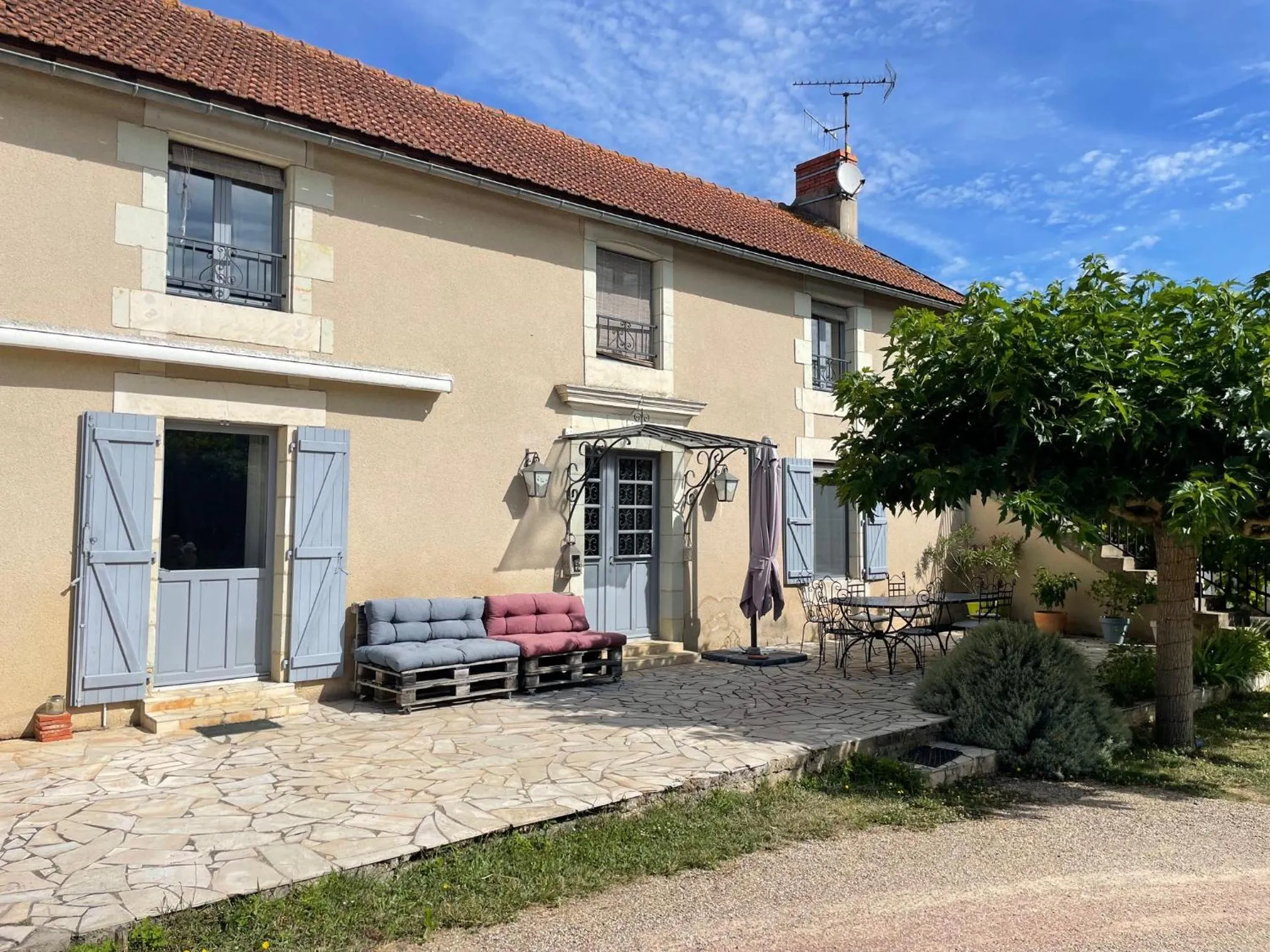 Facade/entrance in La maison de Charlotte - chambres d'hôtes-Futuroscope
