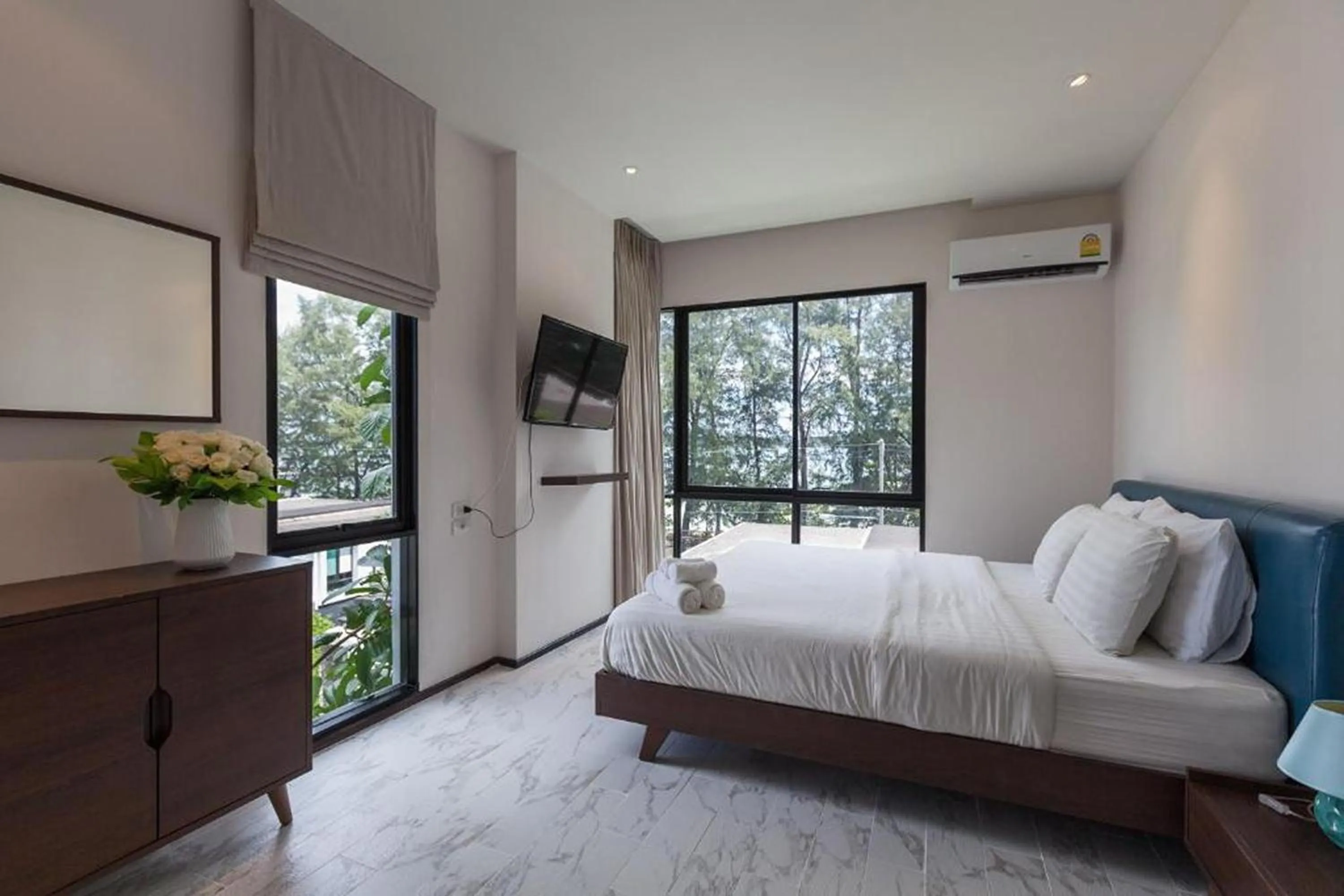 Photo of the whole room, Bed in The Title Beach Front