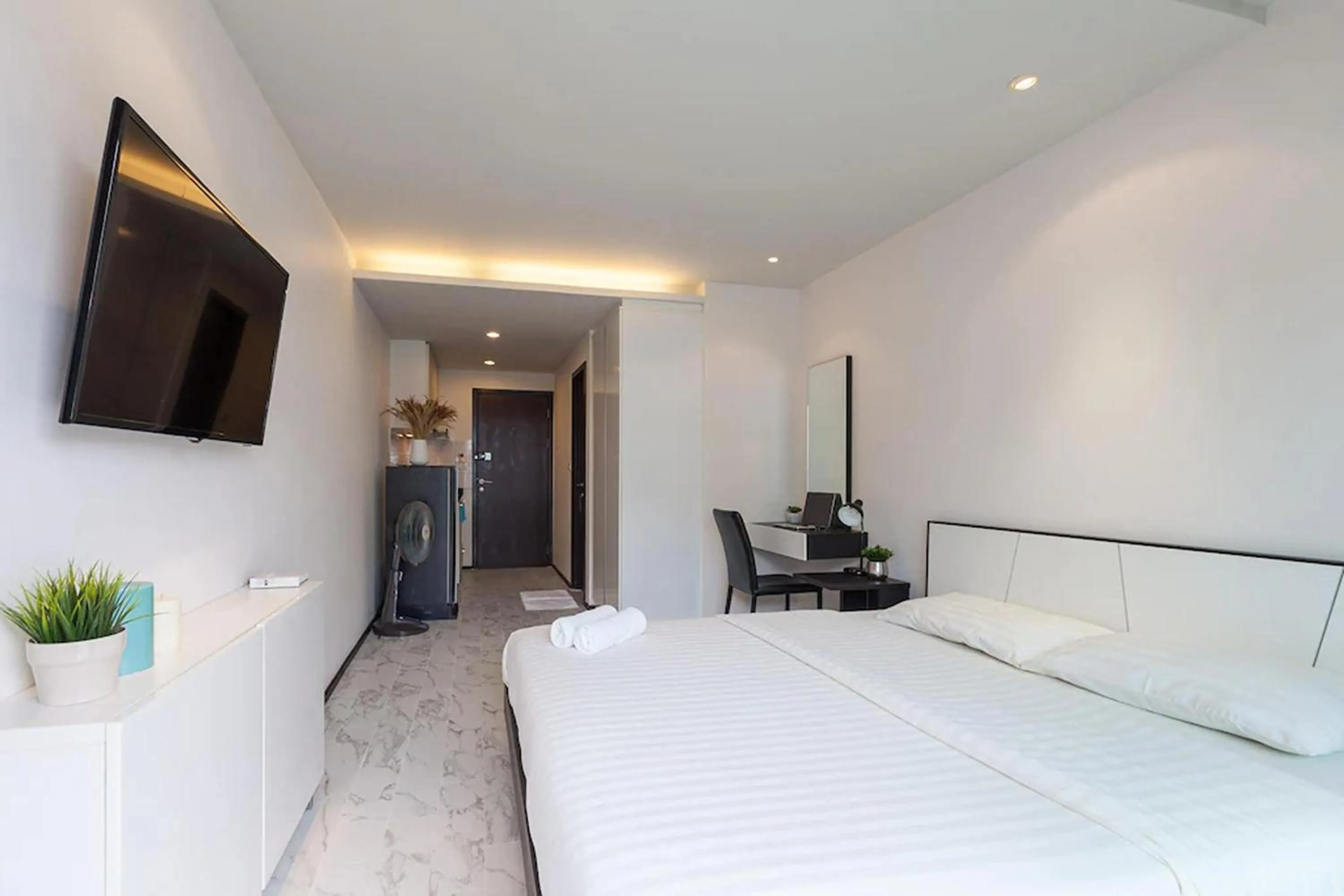 Bedroom, Bed in The Title Beach Front