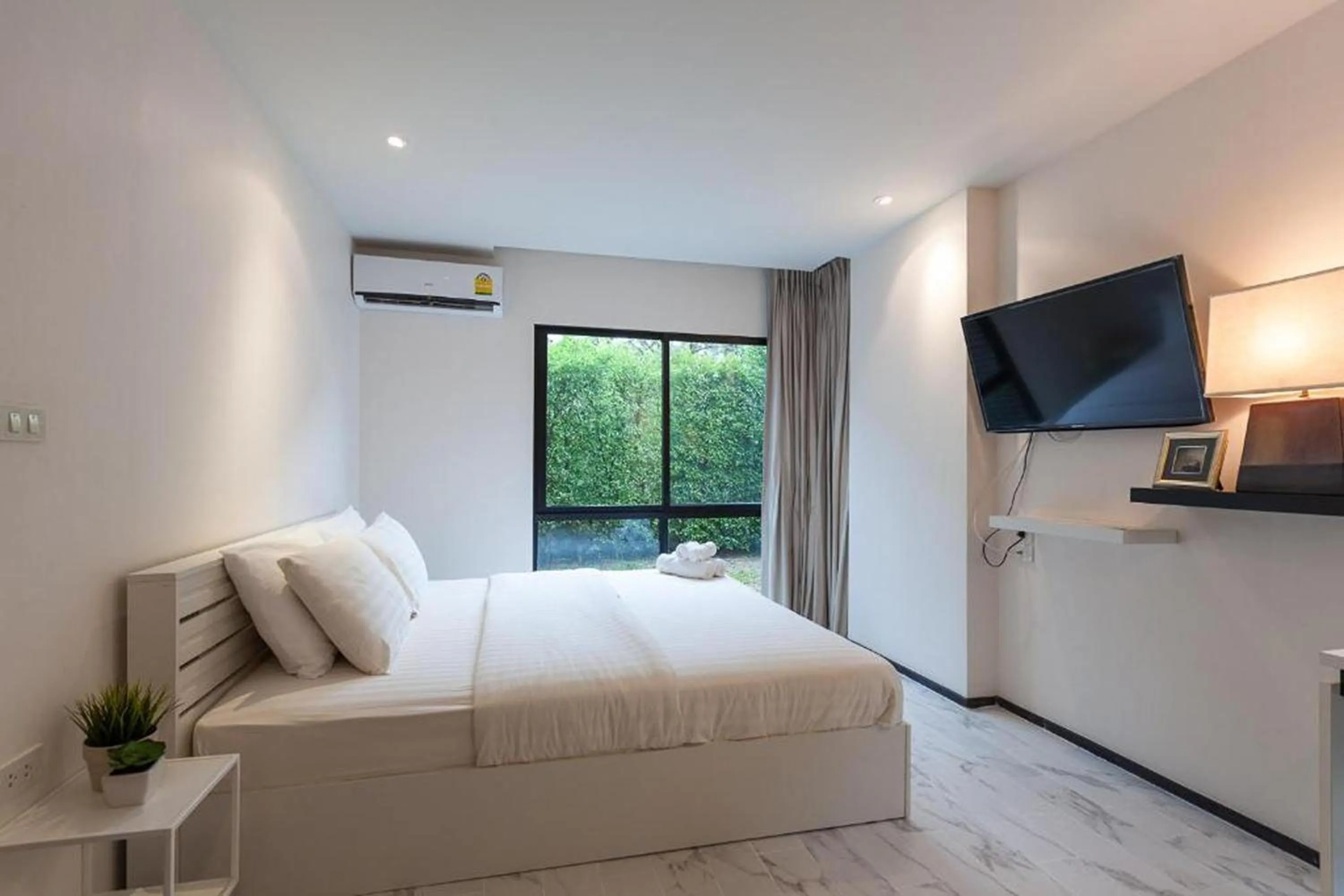 Photo of the whole room, Bed in The Title Beach Front