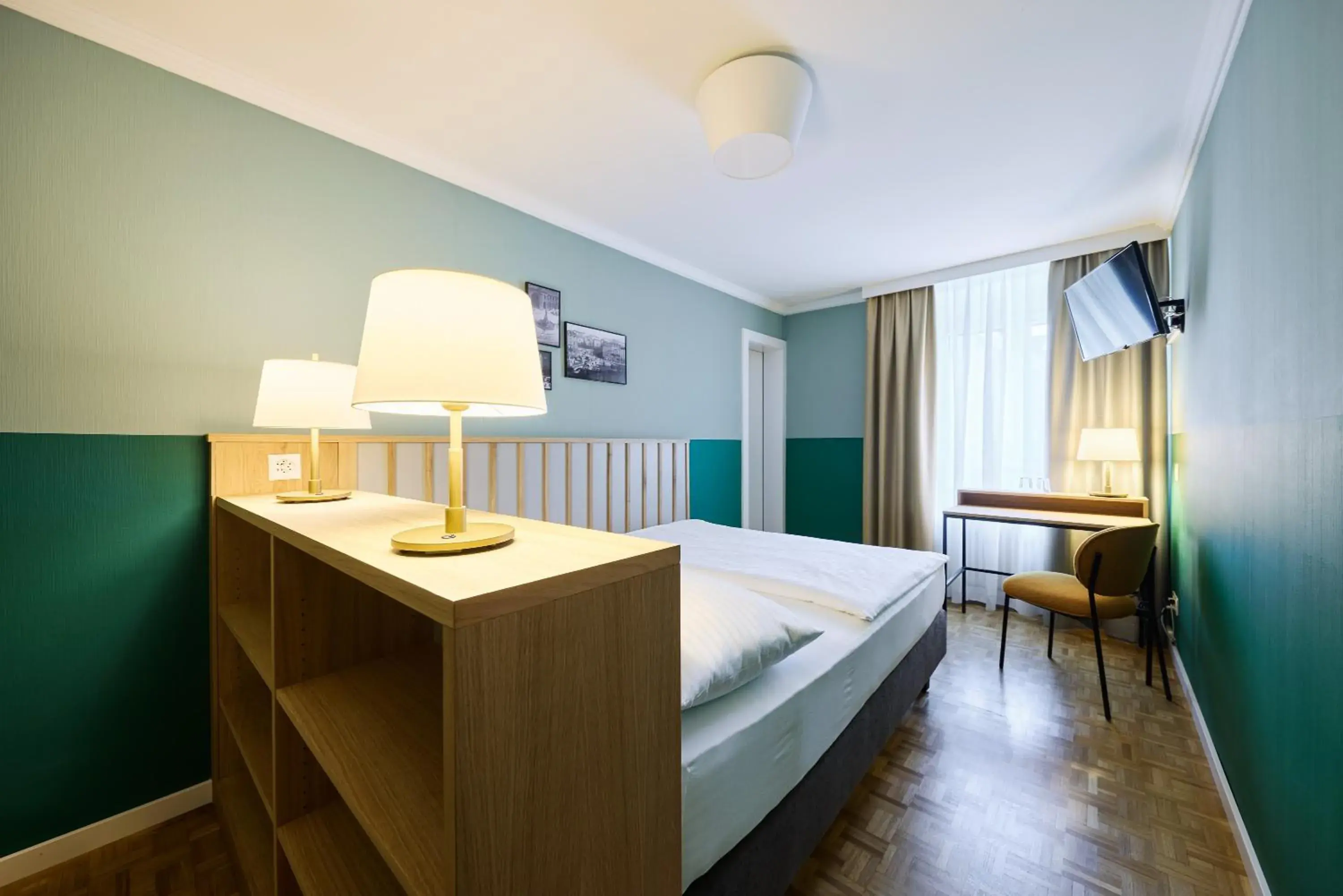 Double Room (1 Adult) - single occupancy in Hotel Limmathof Double Room (1 Adult) - single occupancy in Hotel Limmathof