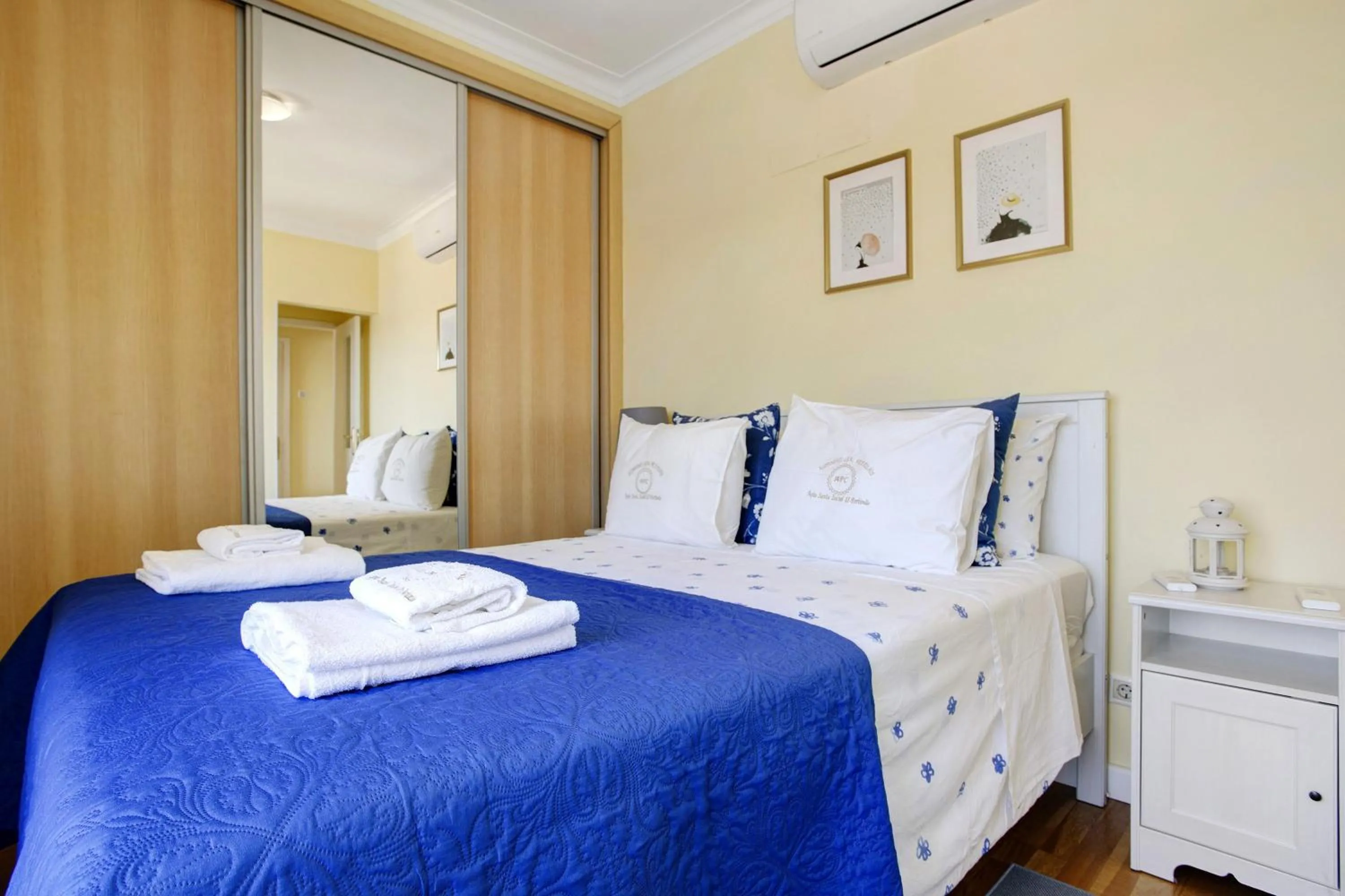 Property building, Bed in Santa Isabel Apartment