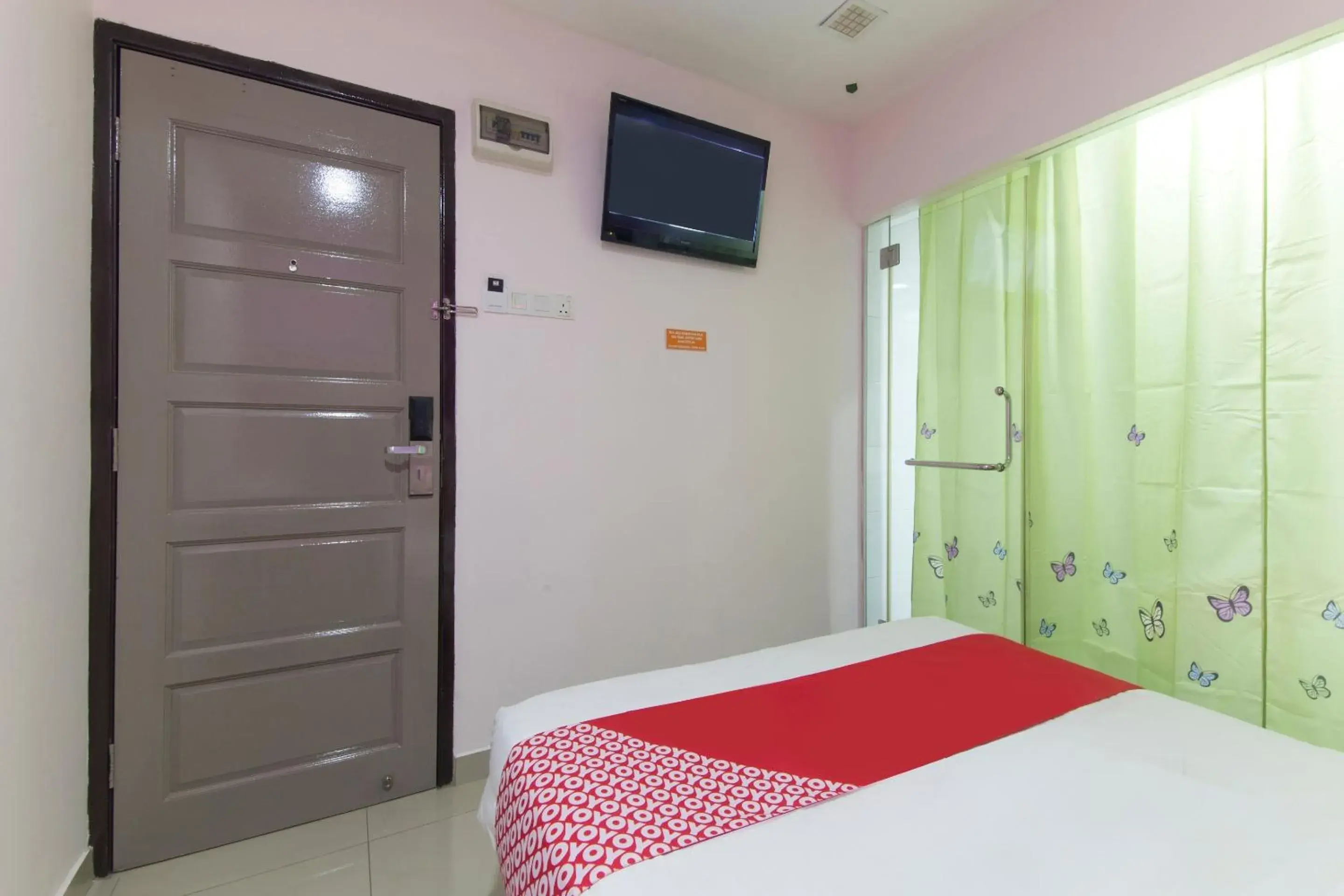 Bedroom, TV/Entertainment Center in OYO 90296 Red Orange Hotel Port Klang