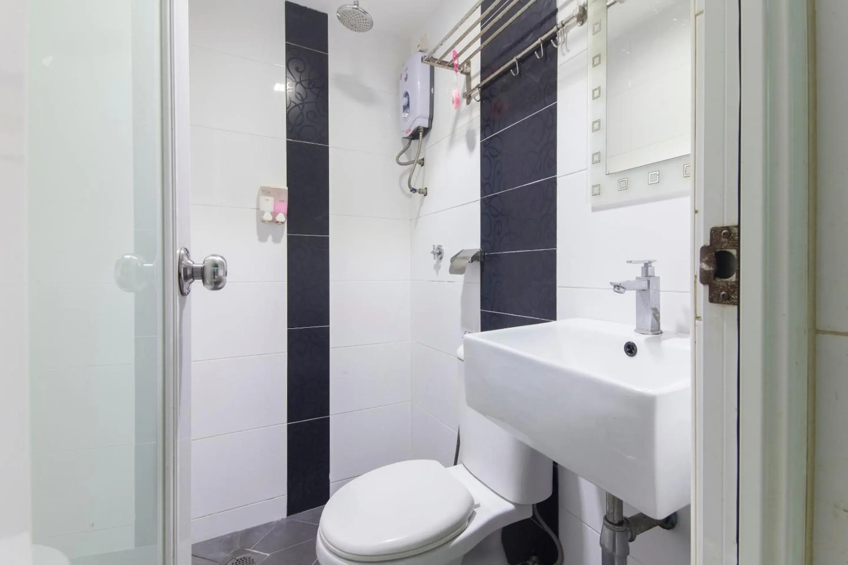 Bathroom in OYO 90296 Red Orange Hotel Port Klang