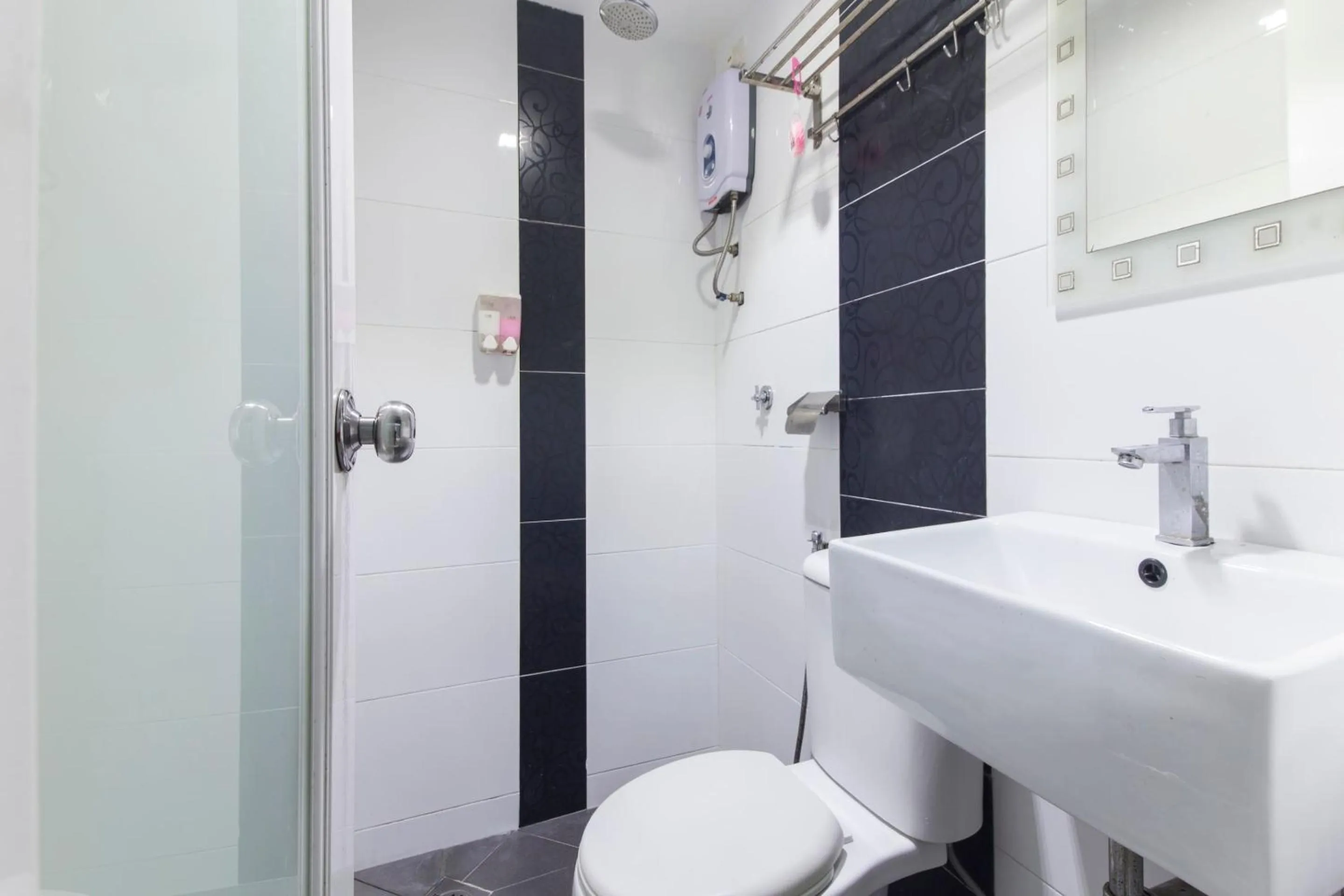 Bathroom in Super OYO 90296 Red Orange Hotel Port Klang