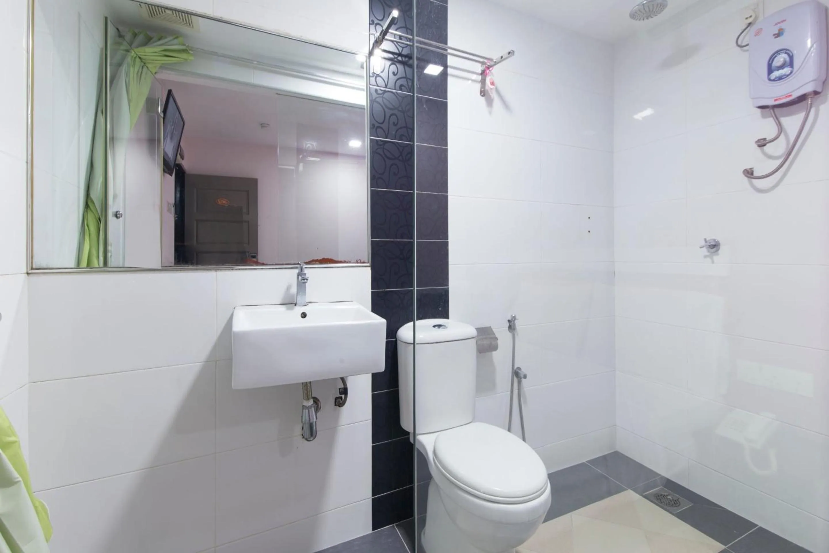 Bathroom in Super OYO 90296 Red Orange Hotel Port Klang