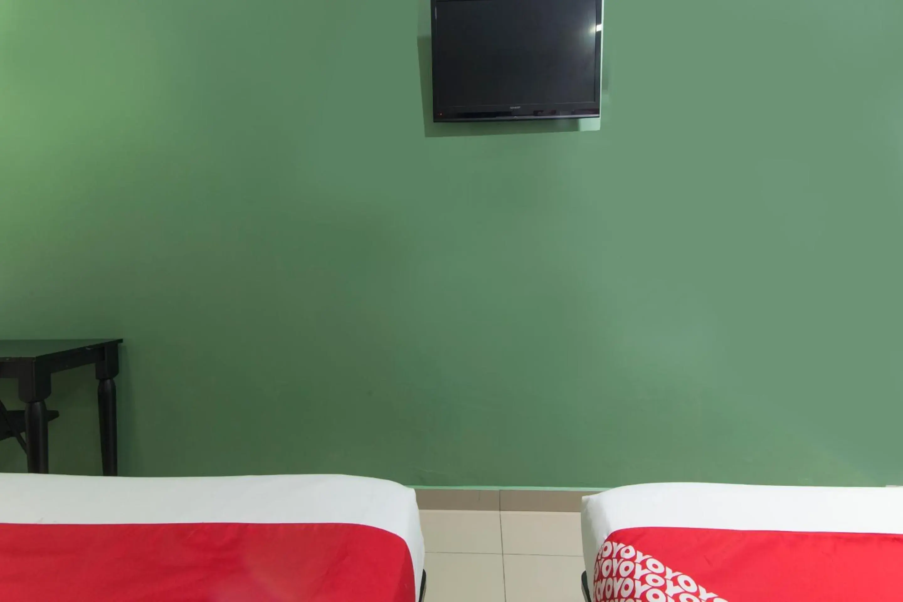 Bedroom, TV/Entertainment Center in OYO 90296 Red Orange Hotel Port Klang