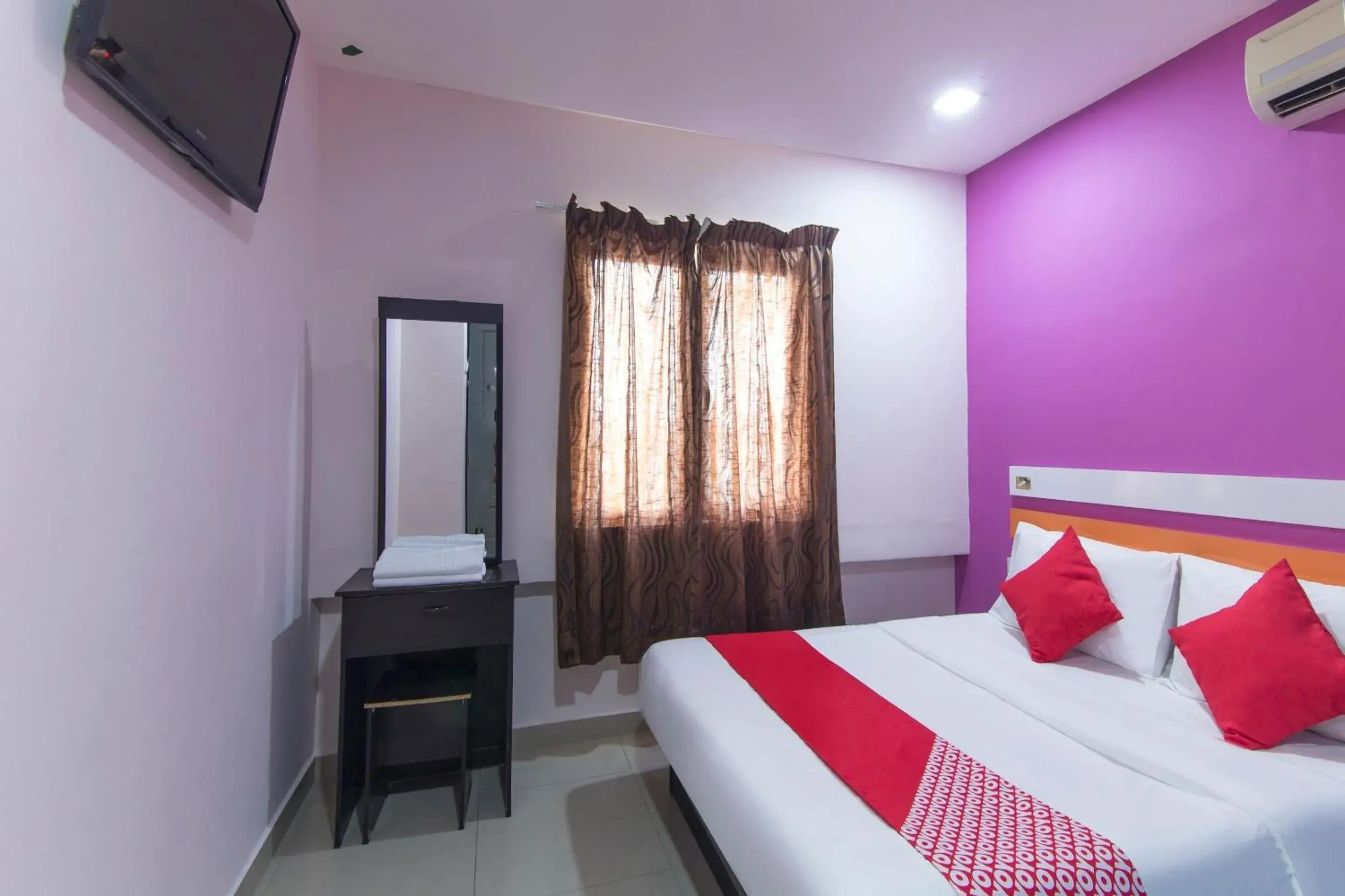 Bedroom, TV/Entertainment Center in OYO 90296 Red Orange Hotel Port Klang