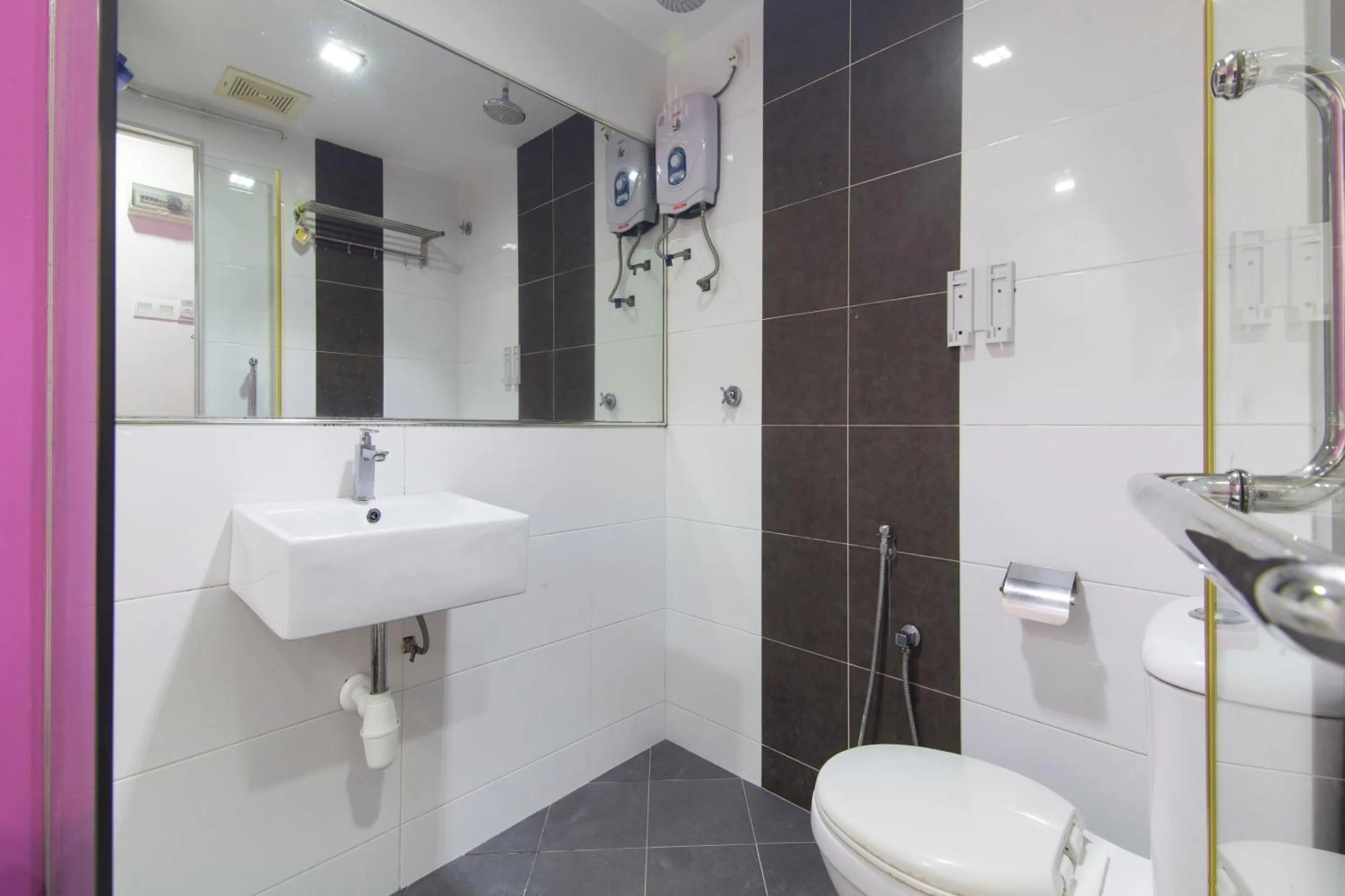 Bathroom in Super OYO 90296 Red Orange Hotel Port Klang