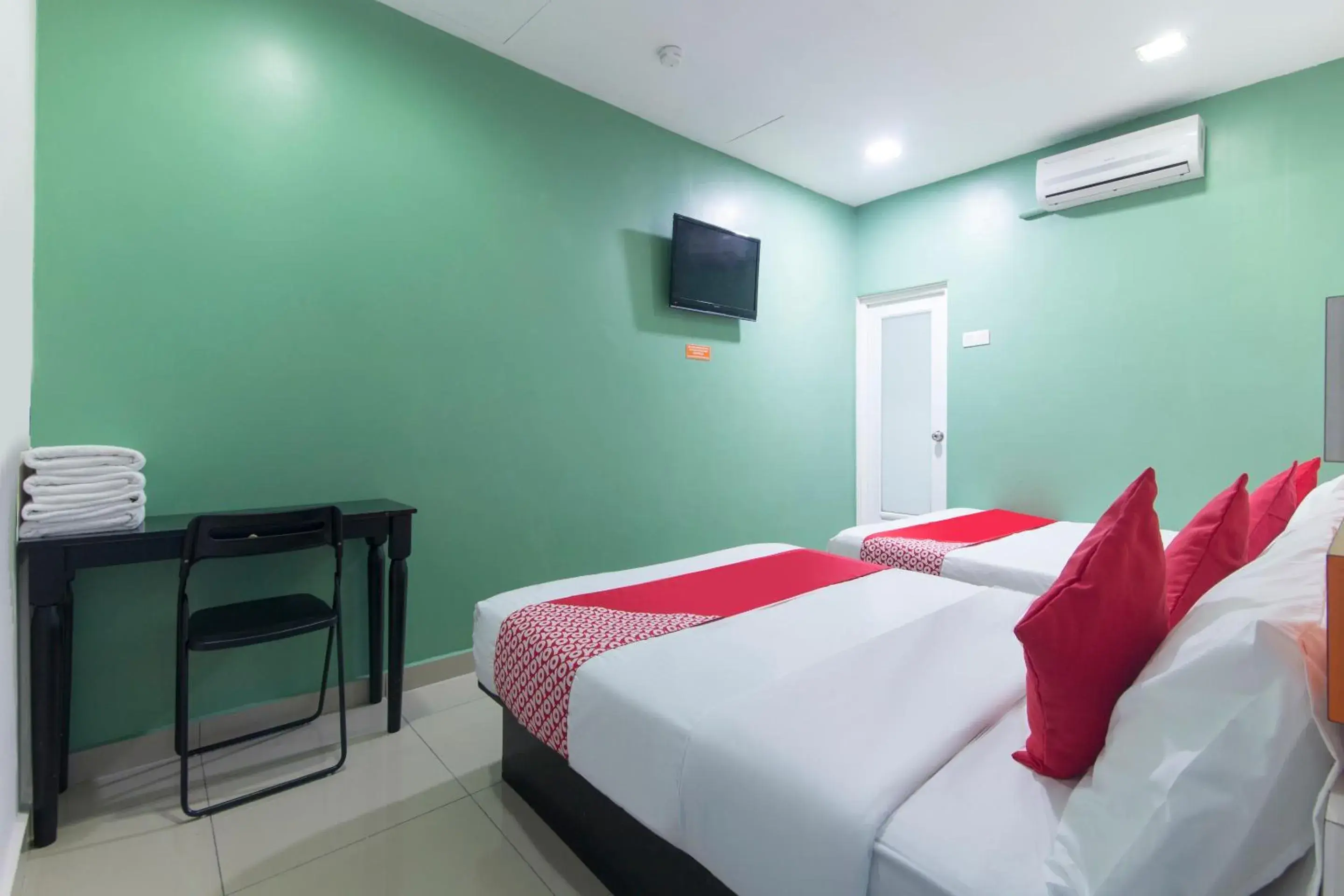 Bedroom, TV/Entertainment Center in OYO 90296 Red Orange Hotel Port Klang